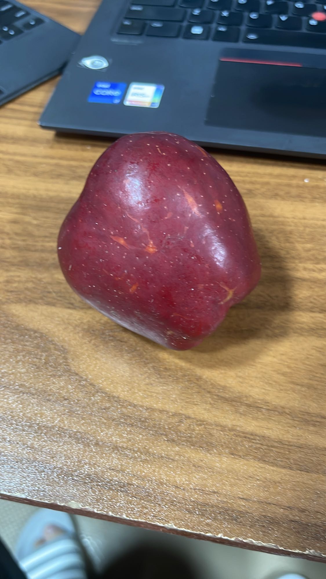 2 Red Apples