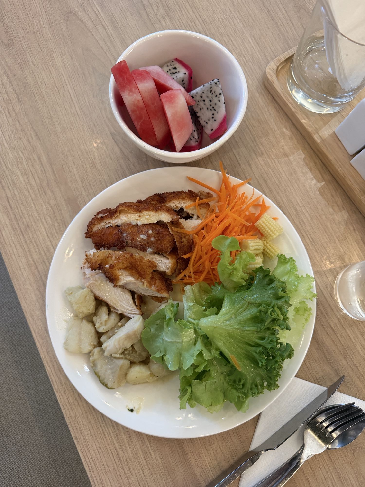 Pollo fritto, pesce al curry e frutta