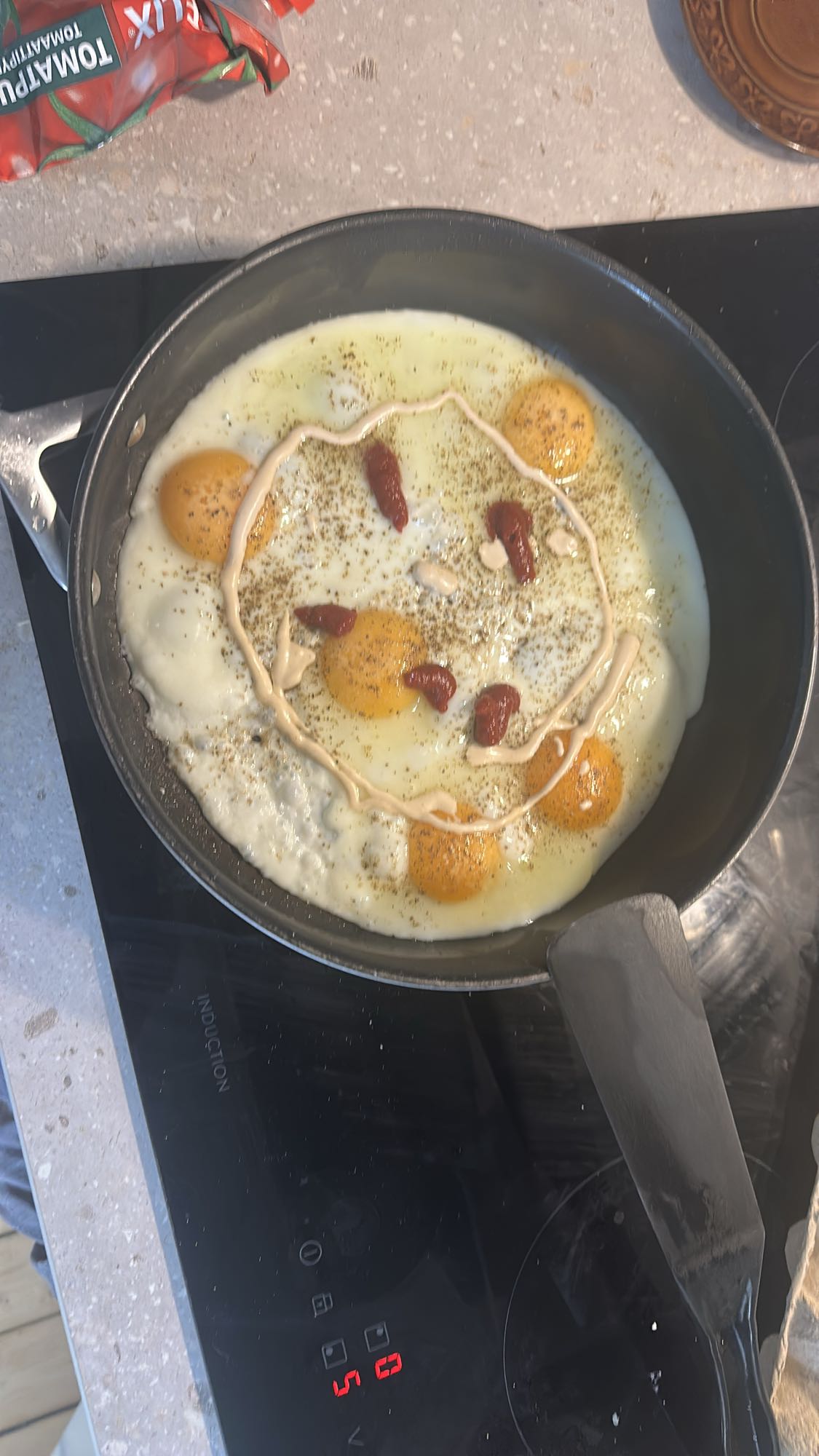Stekta ägg med sås
