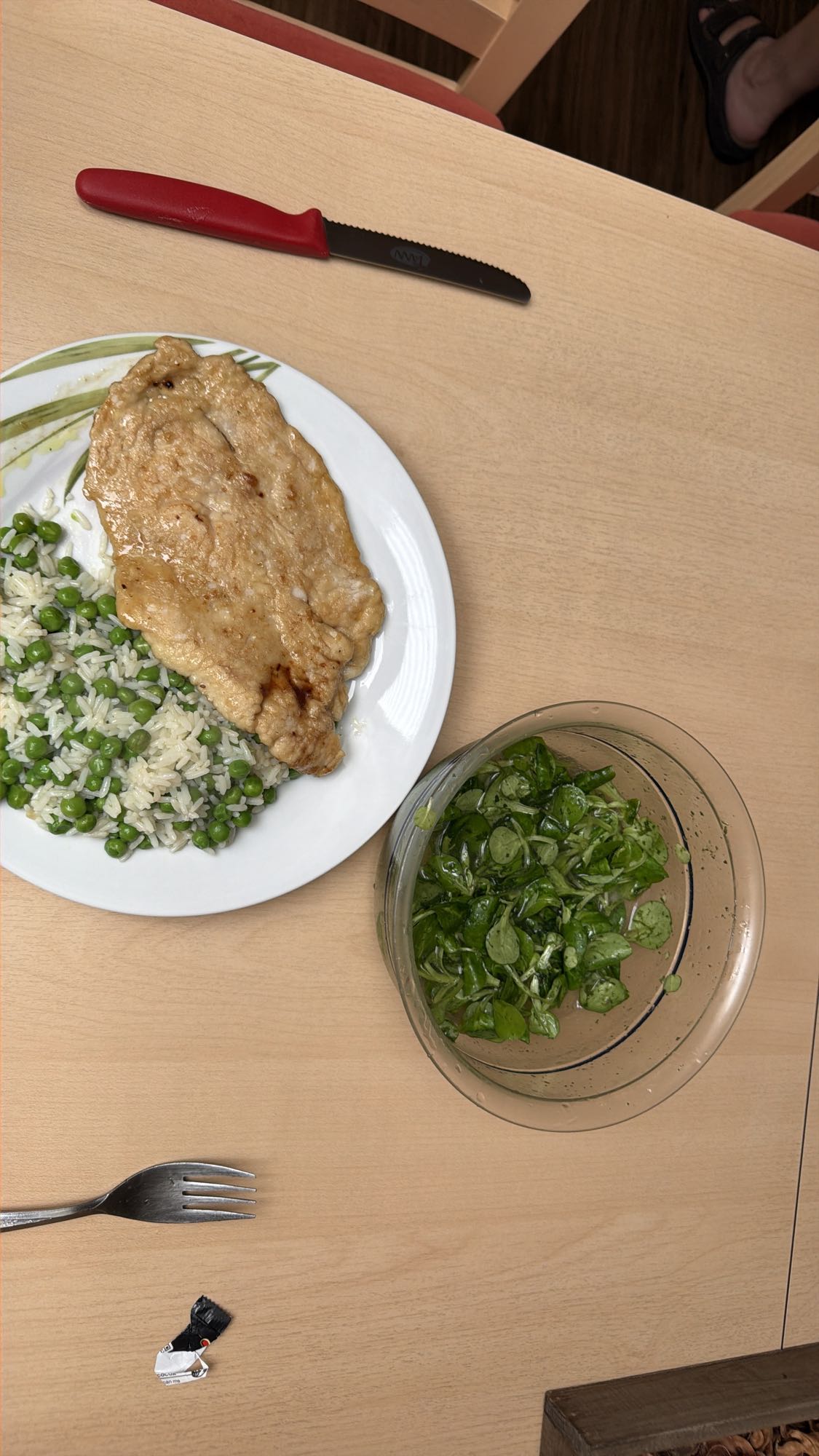 Hähnchen mit Reis und Salat