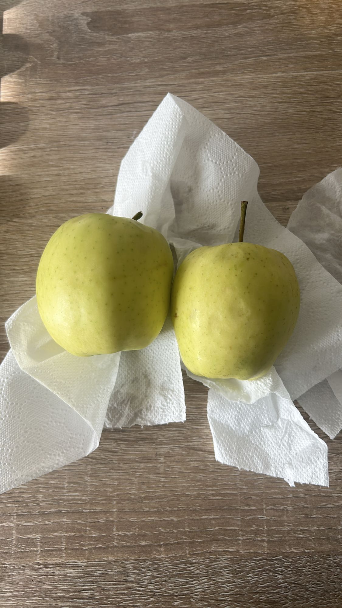 Două mere galbene