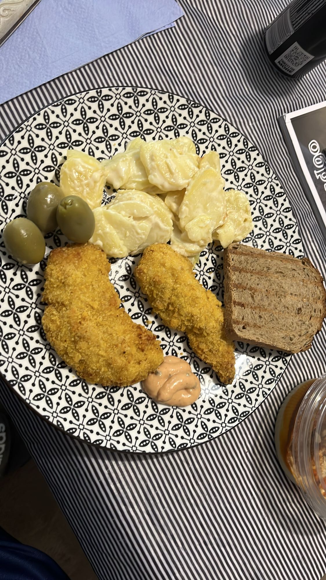 Панирано пиле с паста