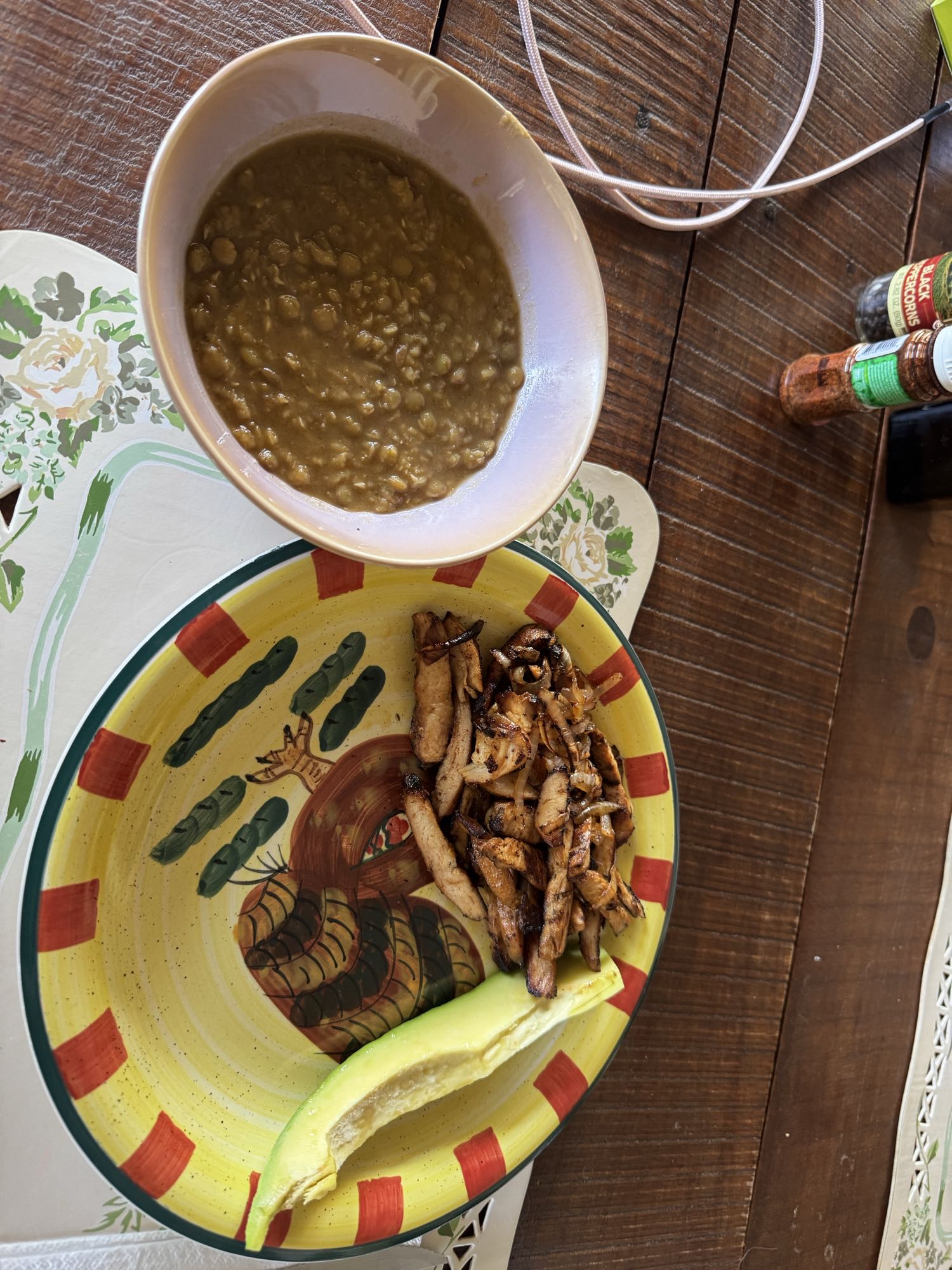 lentejas con pollo y aguacate