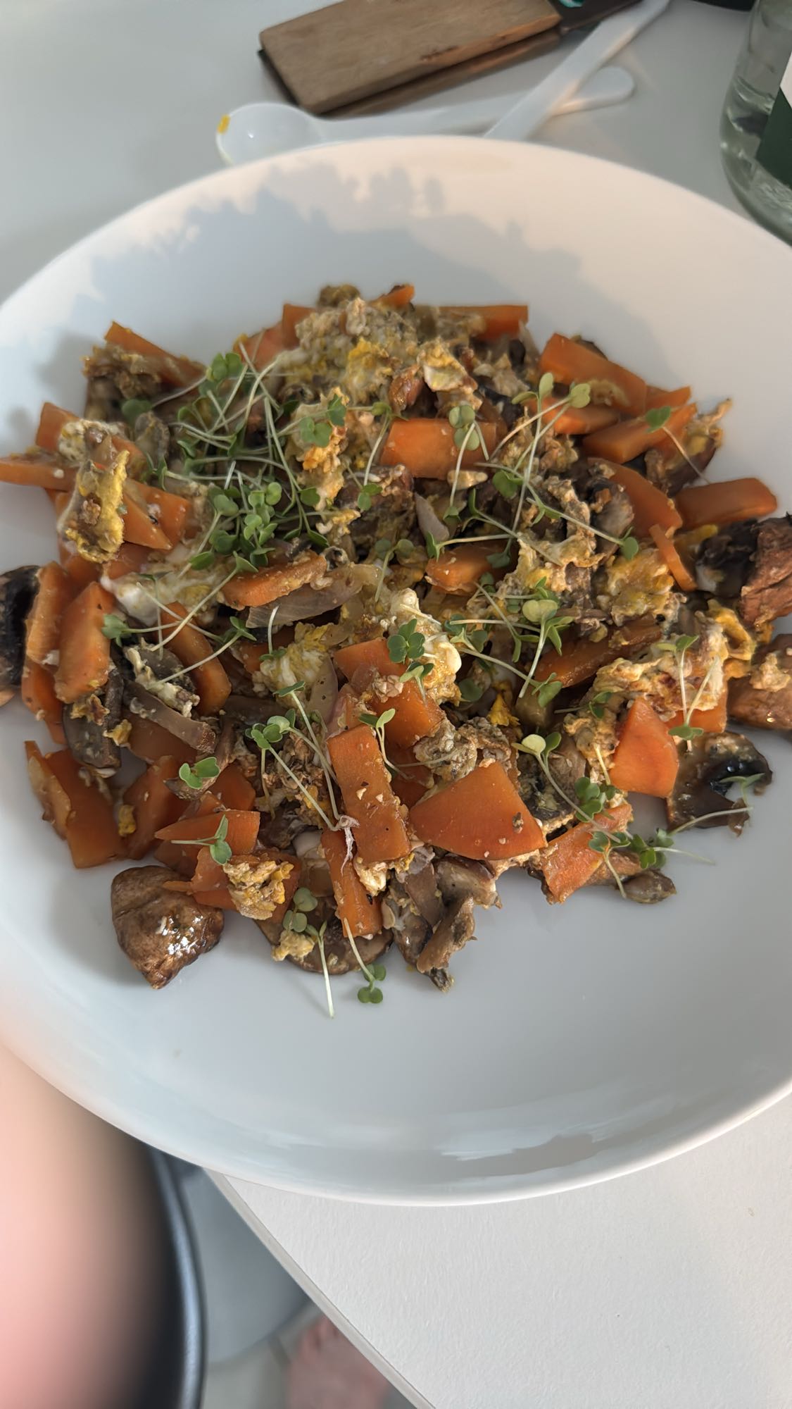 Gemüsepfanne mit Ei, Karotte und Süßkartoffel