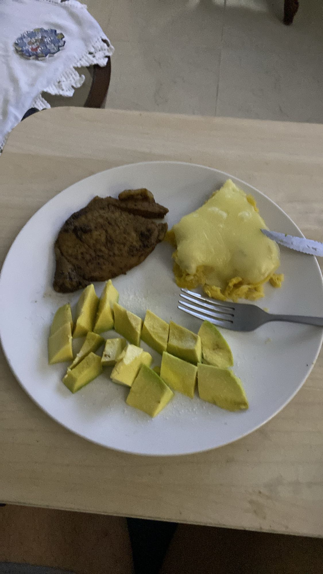 lomo de cerdo, aguacate y puré de papa con queso