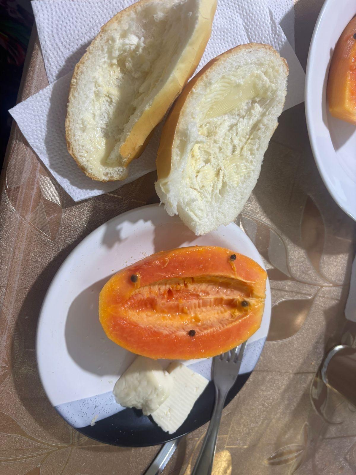 Pão com queijo e mamão