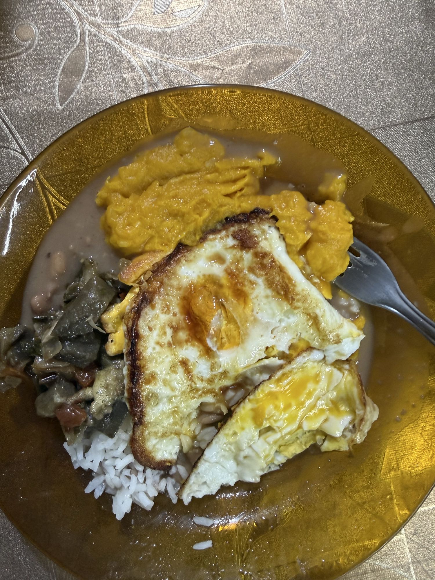 Prato com ovo e feijão