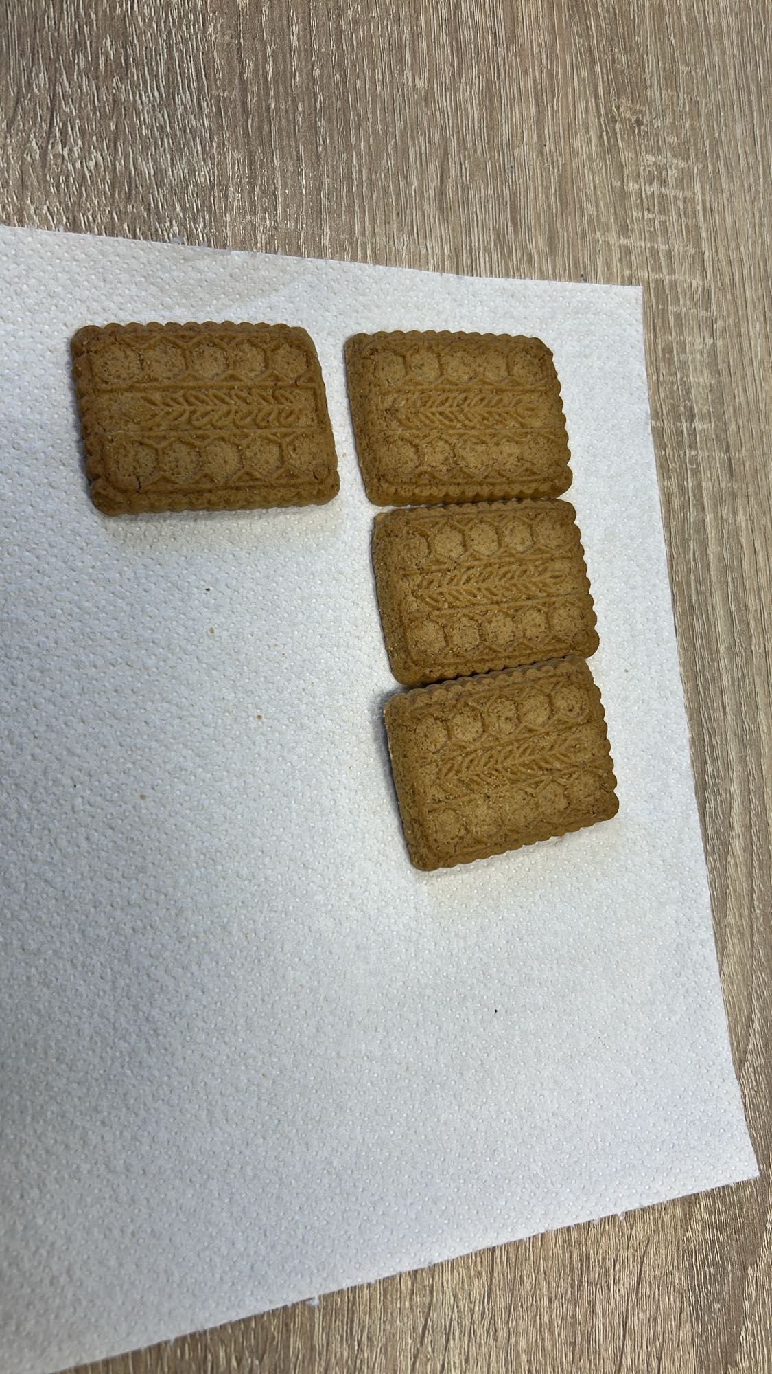 4 biscuiți