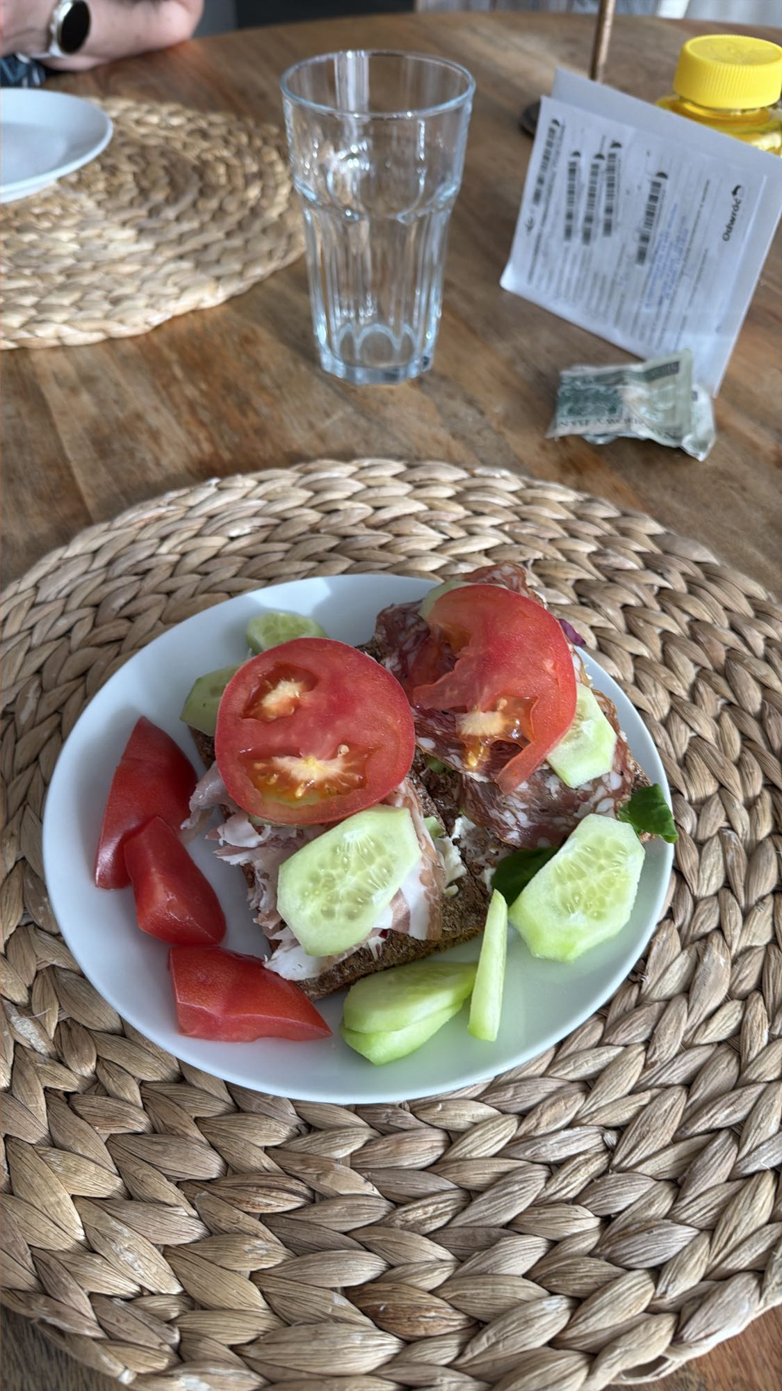 Kanapki z salami i warzywami