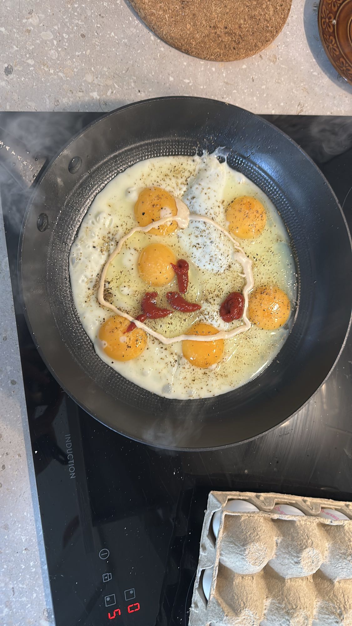 Stekta ägg med sås