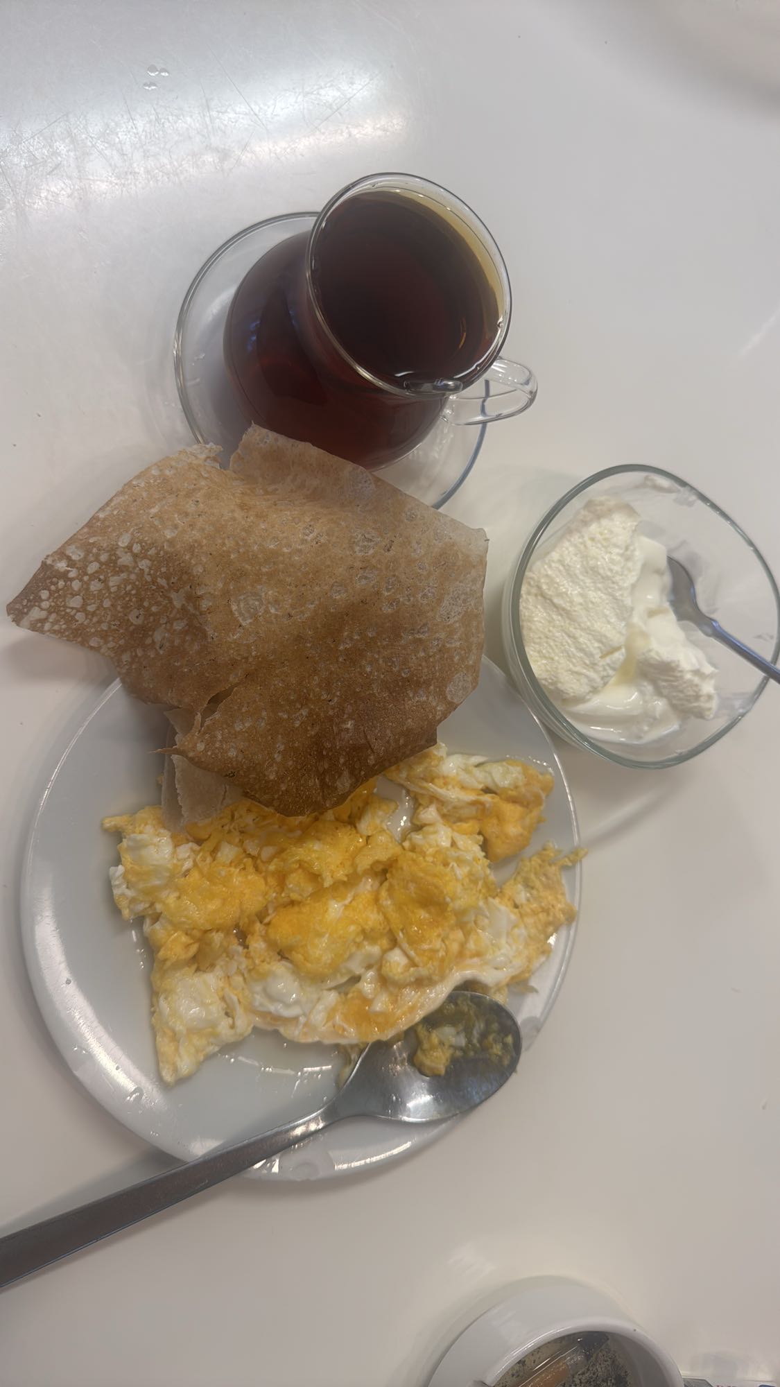 Äggröra med bröd och te