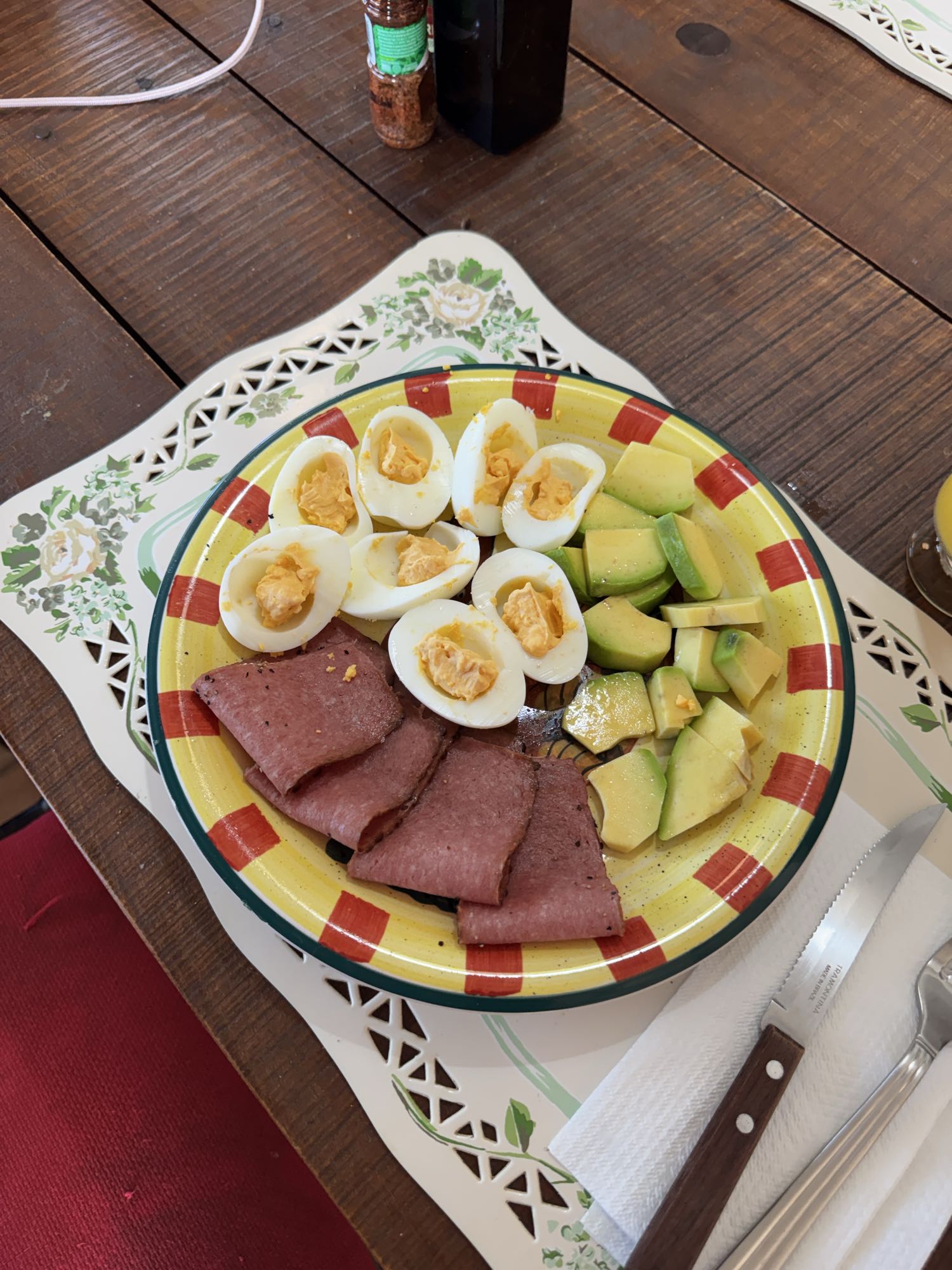 huevos con aguacate y jamón