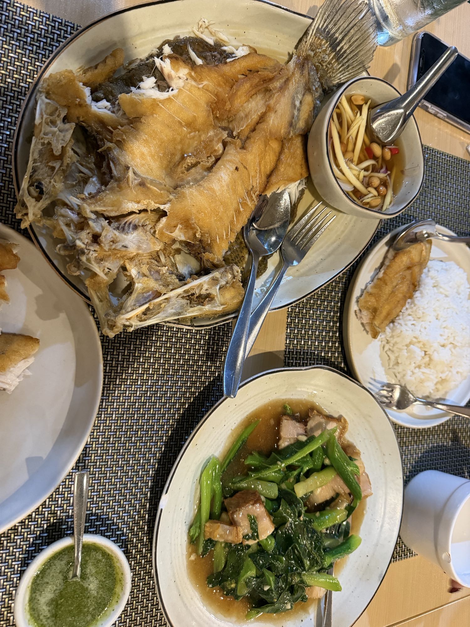 Pesce fritto con salsa