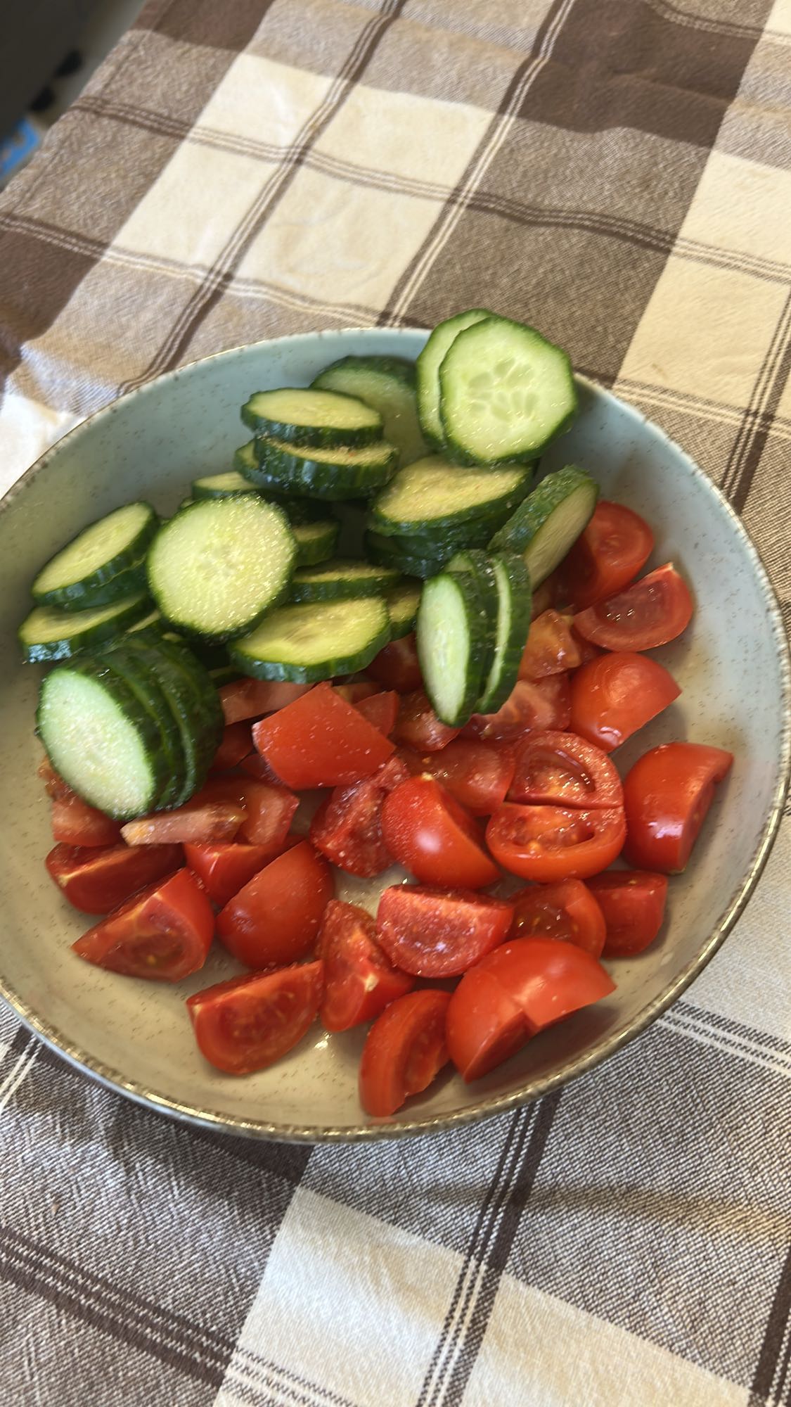 Salata de rosii si castraveti