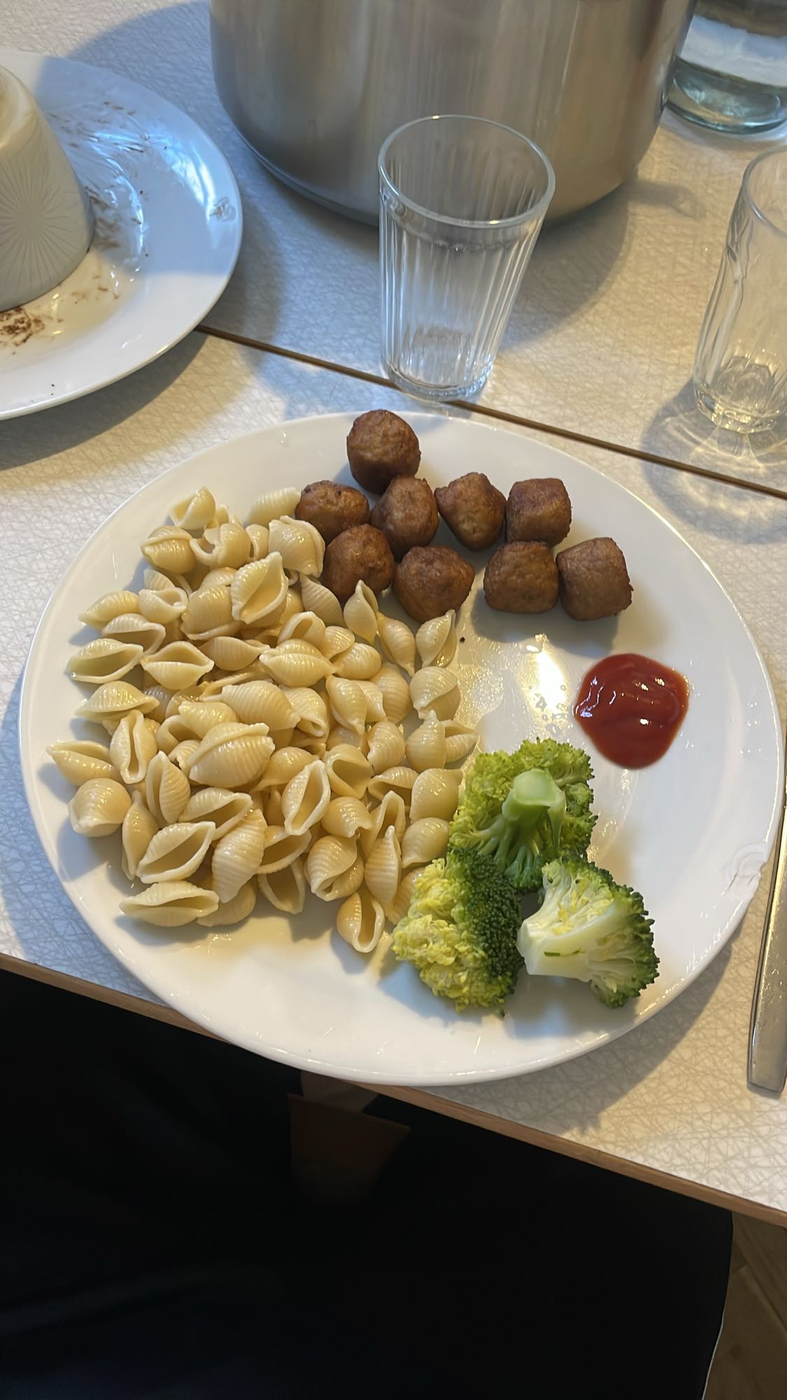 Pasta med köttbullar