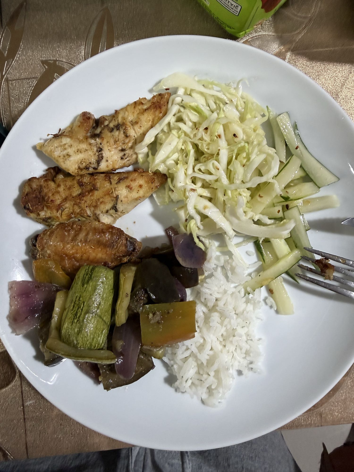 Frango com arroz e salada