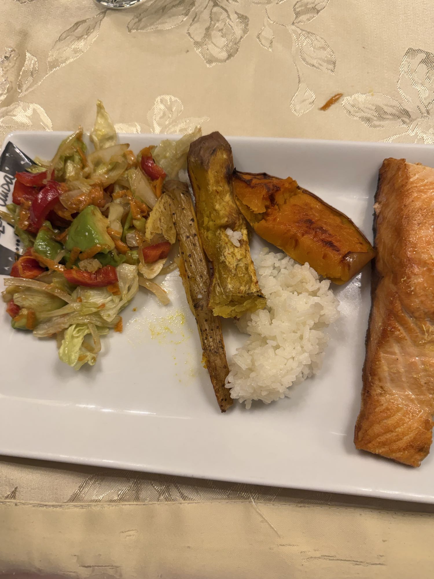 salmón con arroz y ensalada