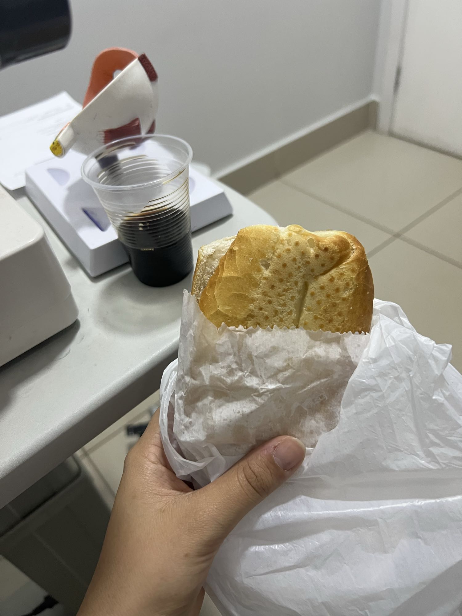 Pão francês com café