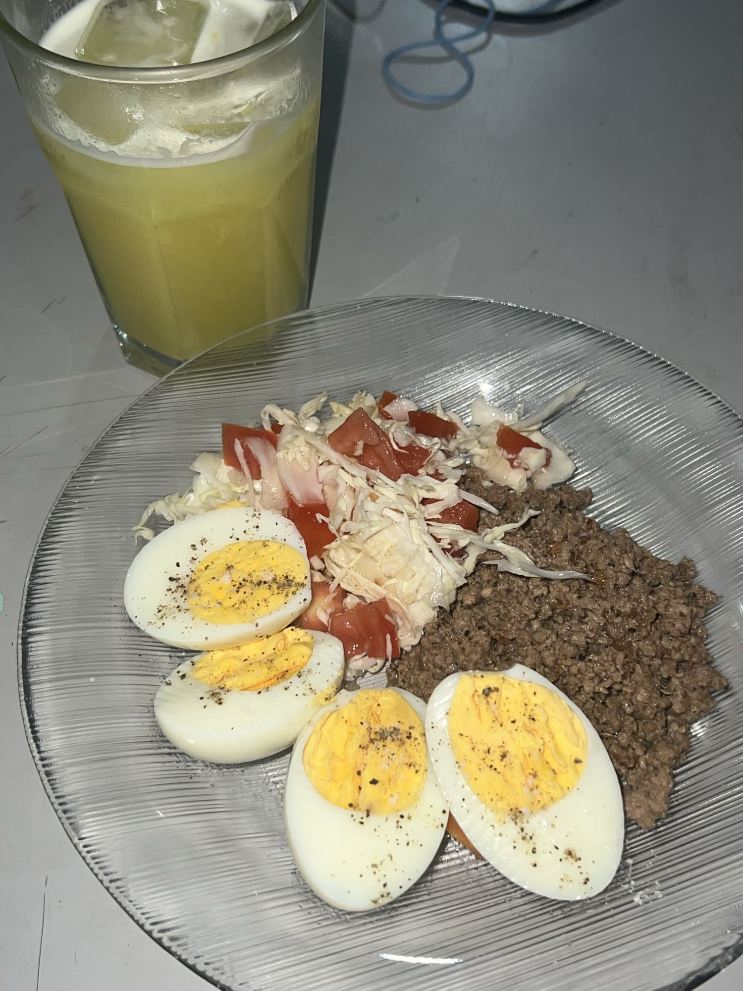 Salada com ovos e carne