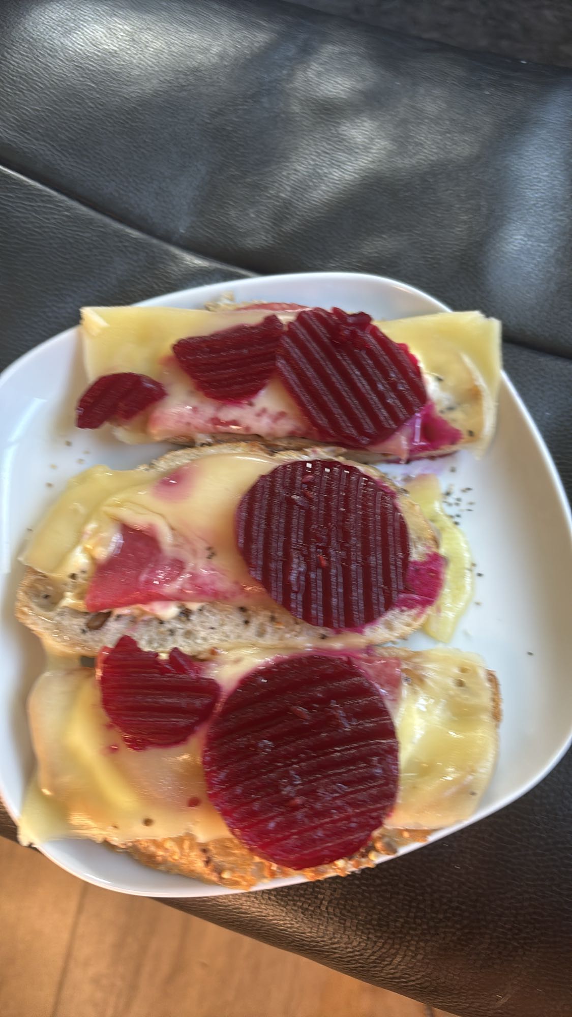 Smørbrød med ost og rødbete
