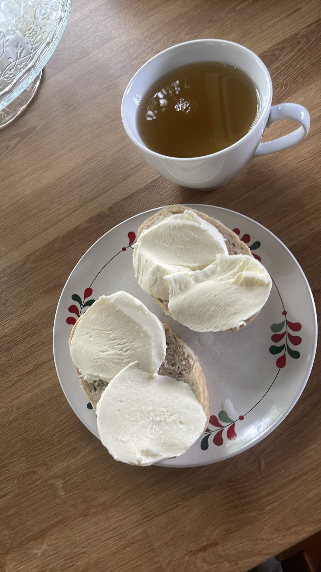 Bułki z mozzarellą i herbata