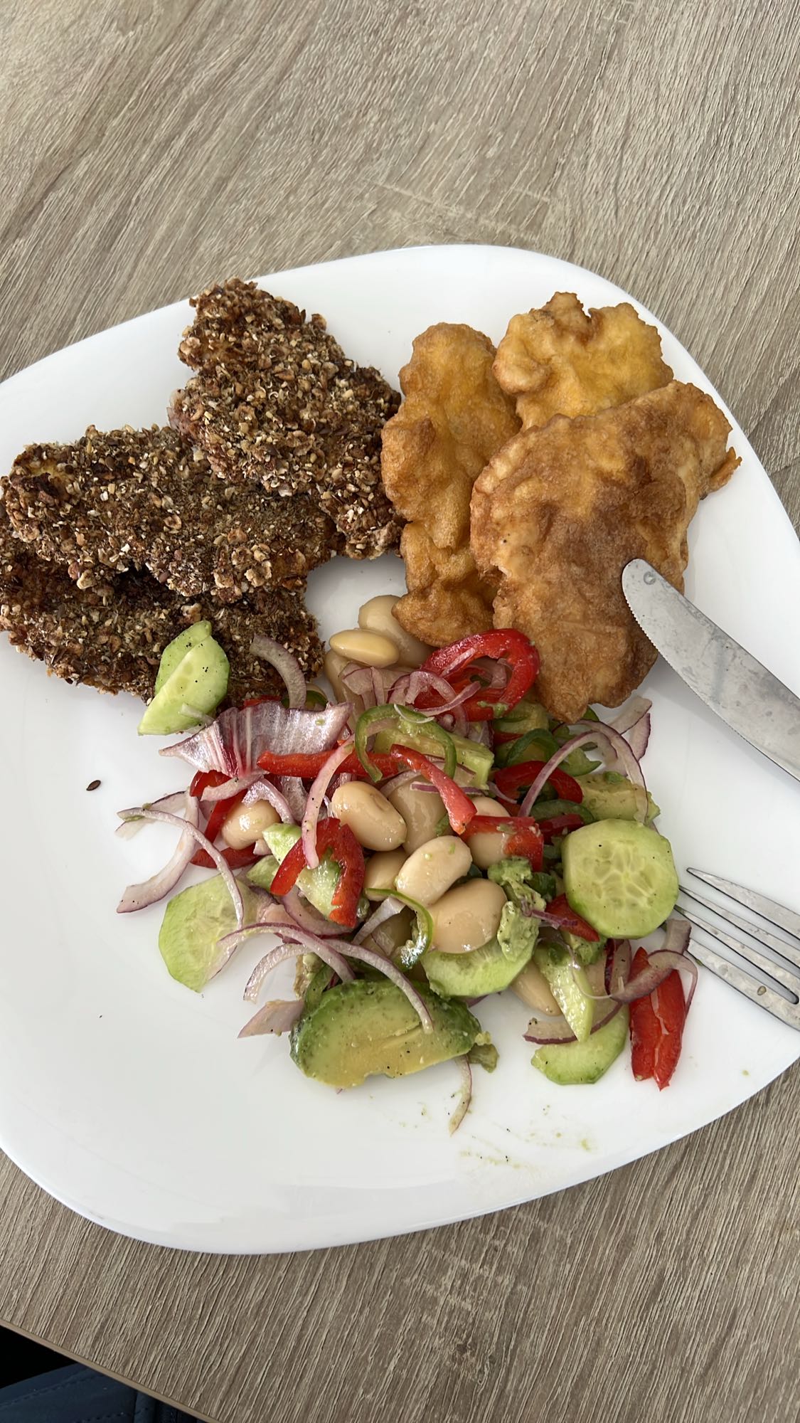 Șnițel cu salată mixtă