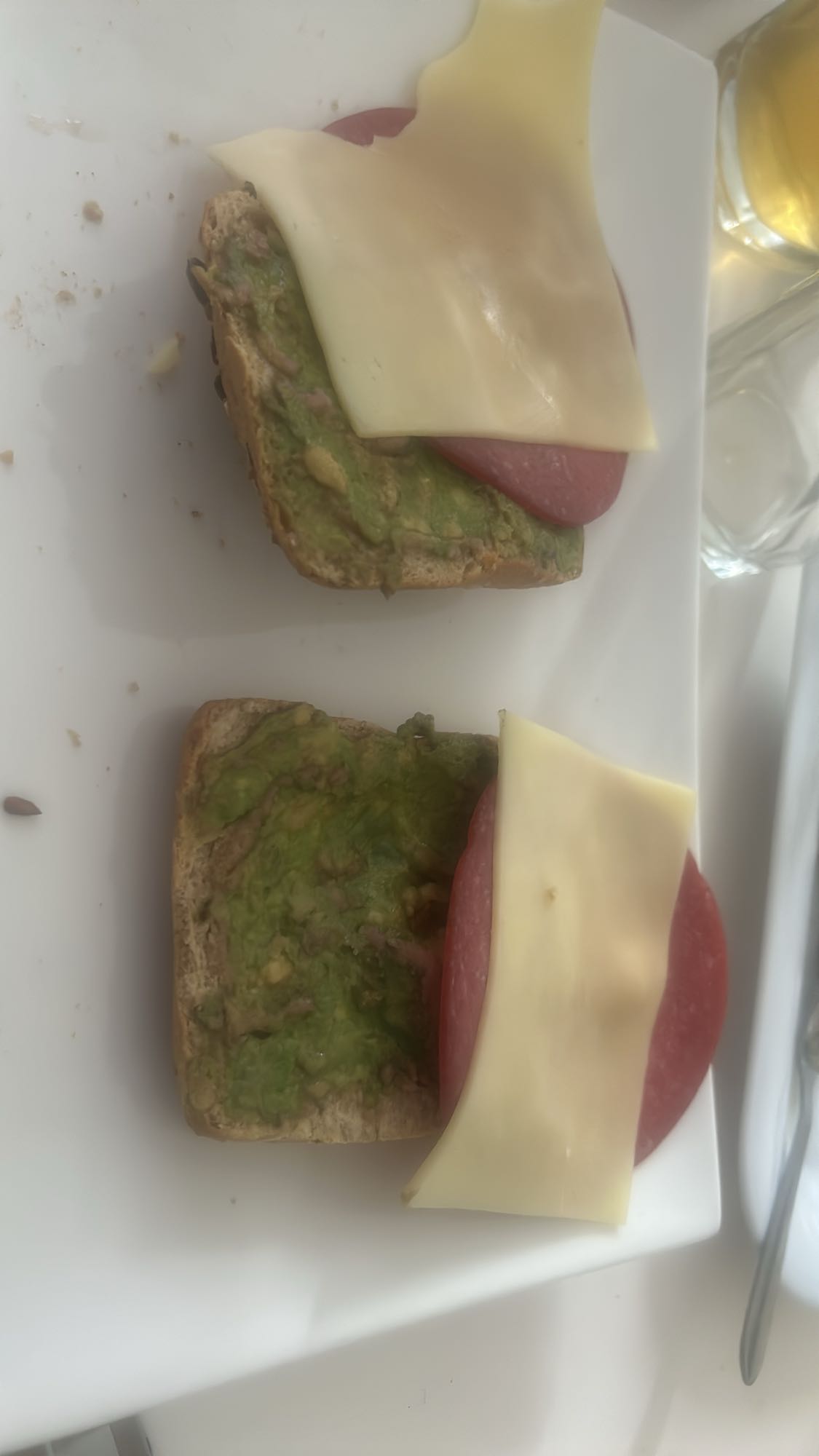 Avocado-Toast mit Käse