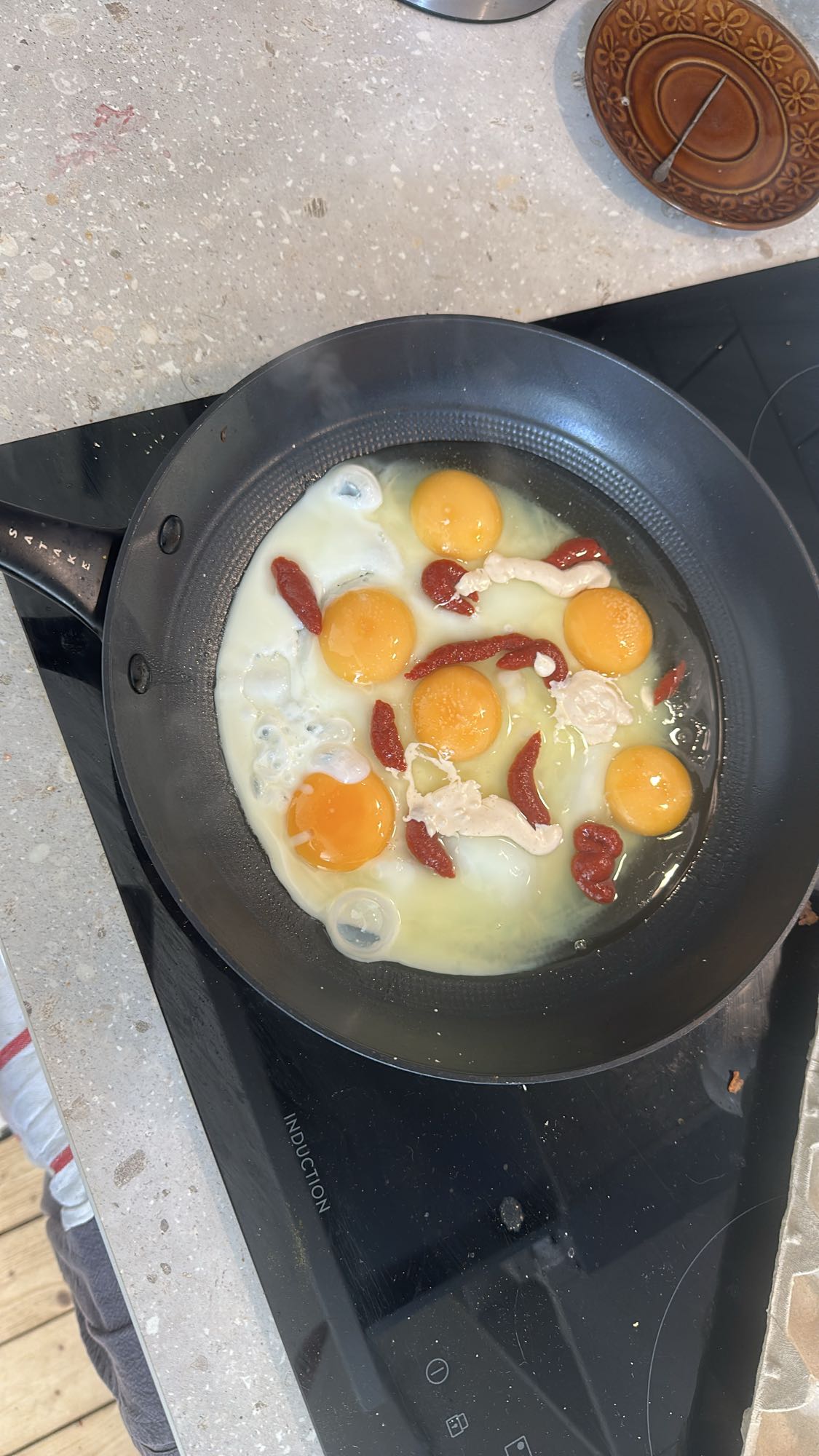 Stekta ägg med korv