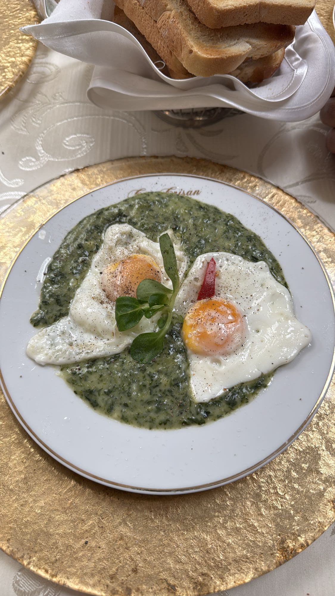 Eggs with creamed spinach and 2 bread toasts