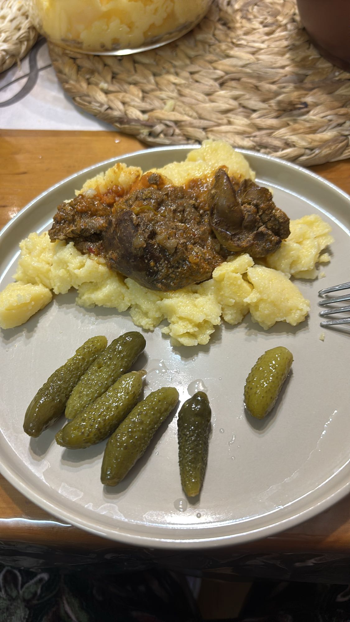 Pörkölt krumplipürével