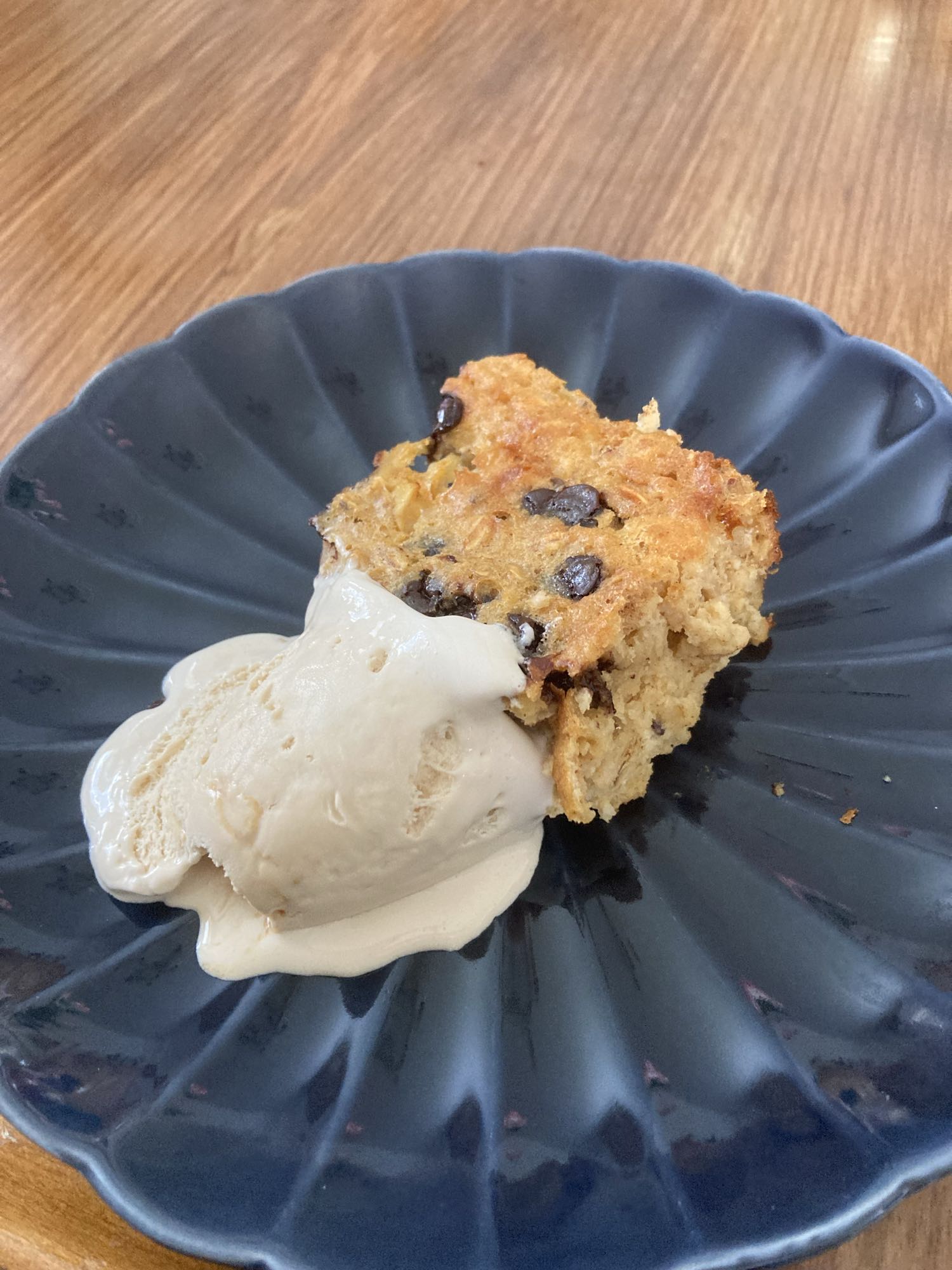 Mjölfri kaka med ägg, yoghurt och äppelbitar