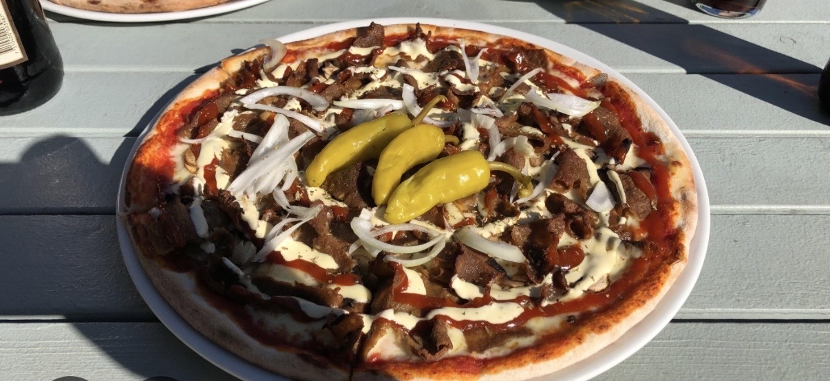 Kebabpizza med lök