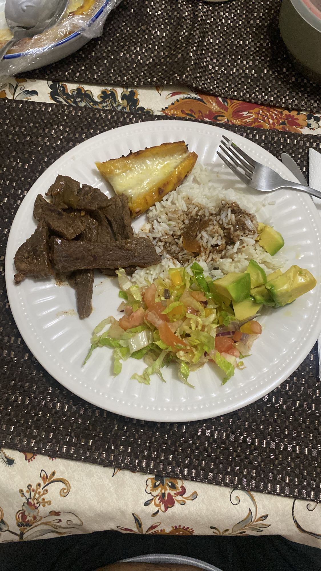 carne con arroz y ensalada