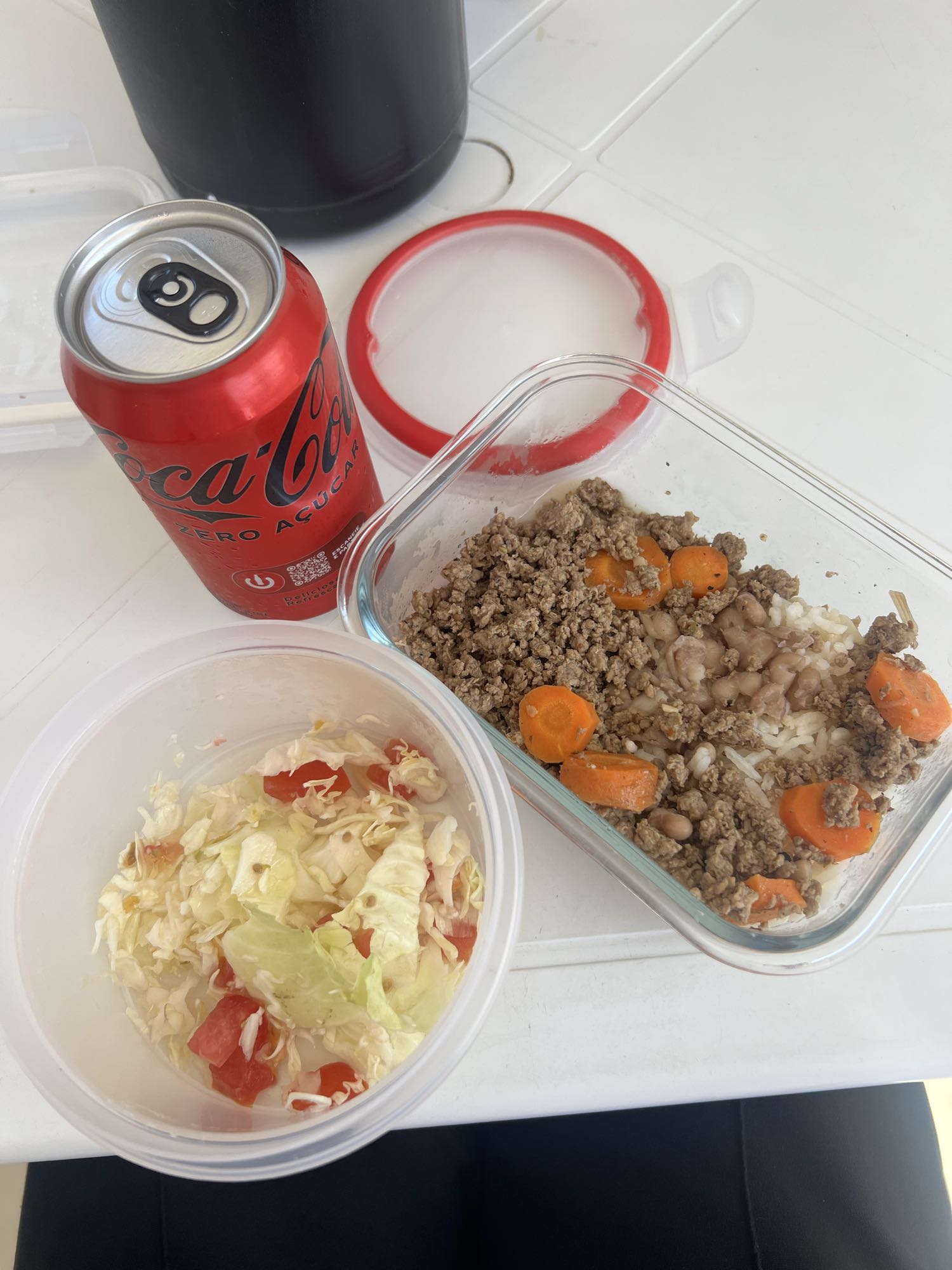 Arroz com carne e salada
