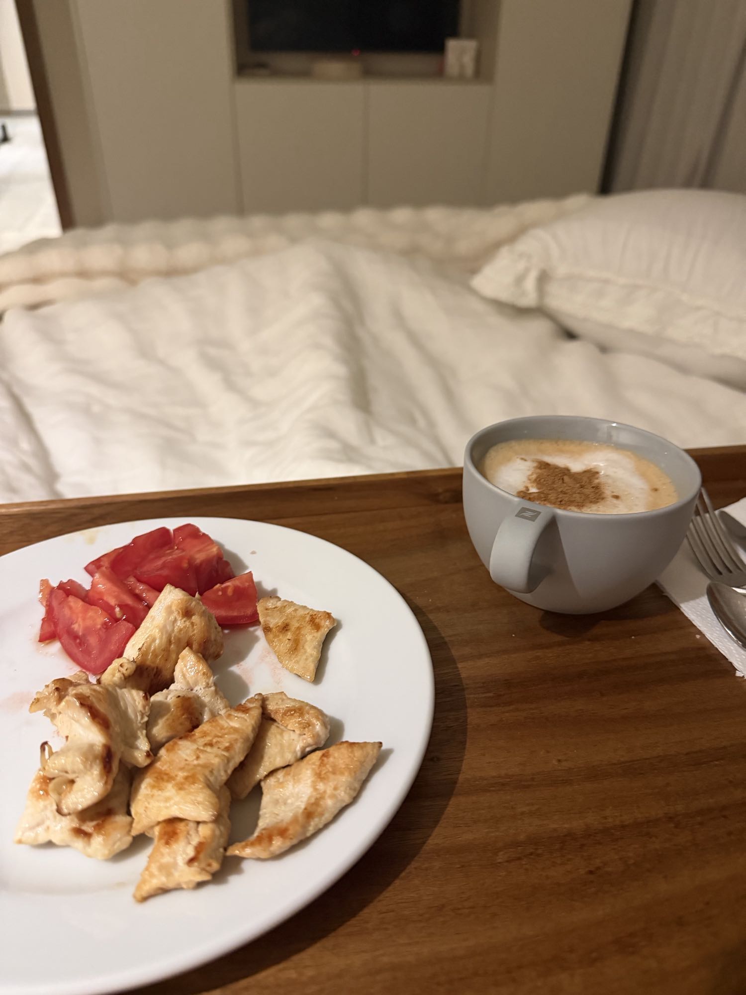 pollo con tomate y café