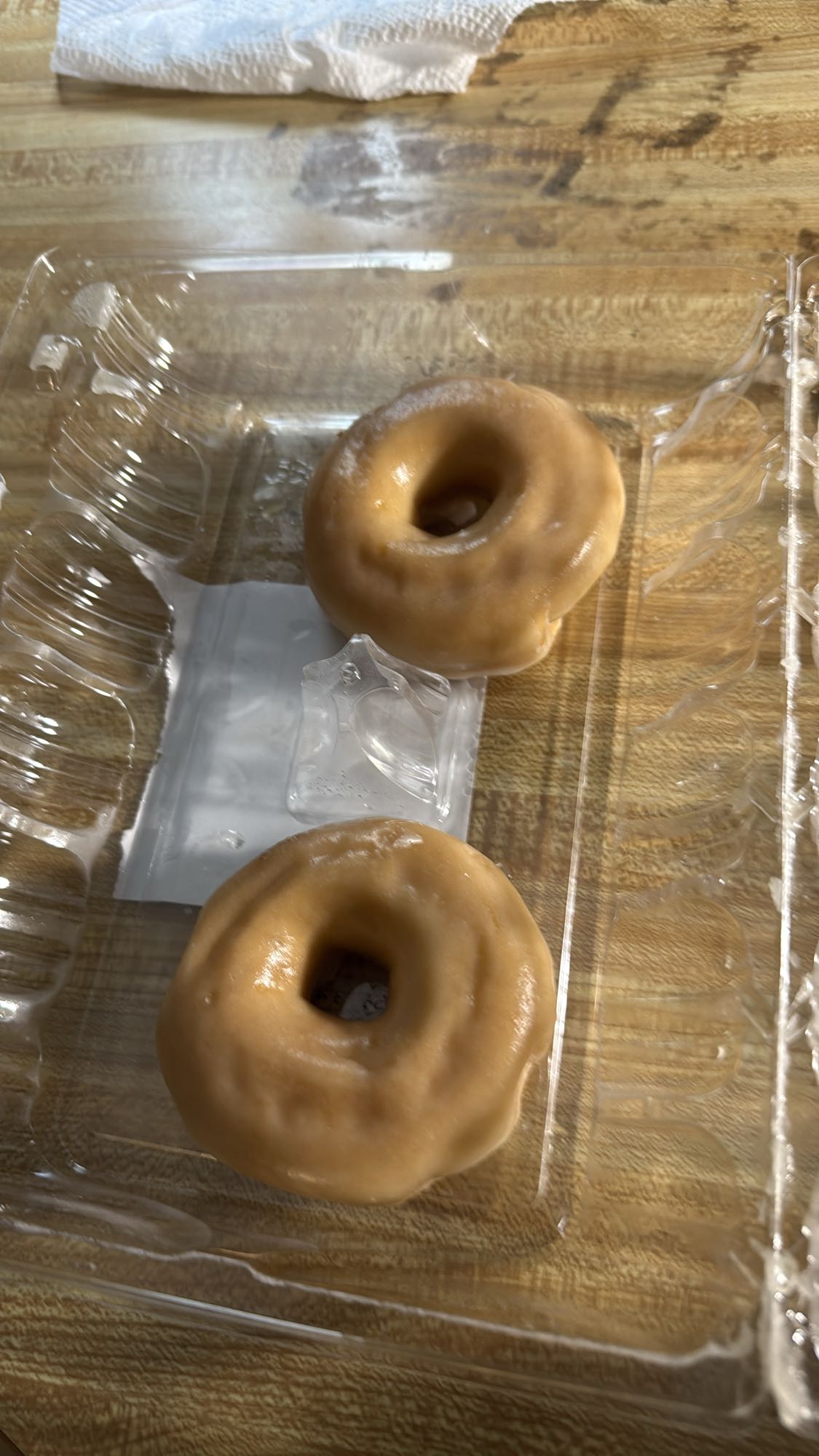 Deux donuts glacés