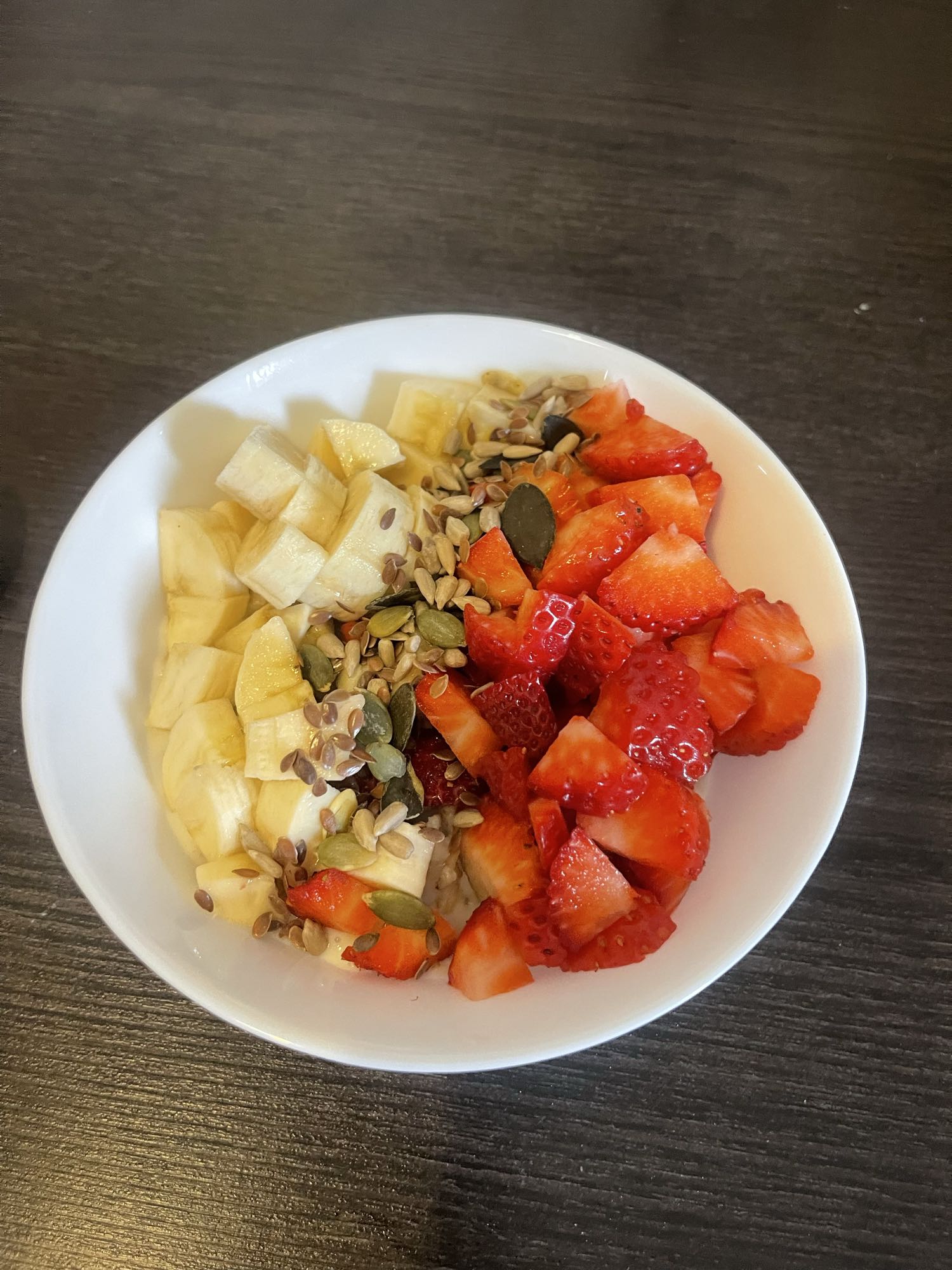 Овсяная каша с клубникой и бананом
