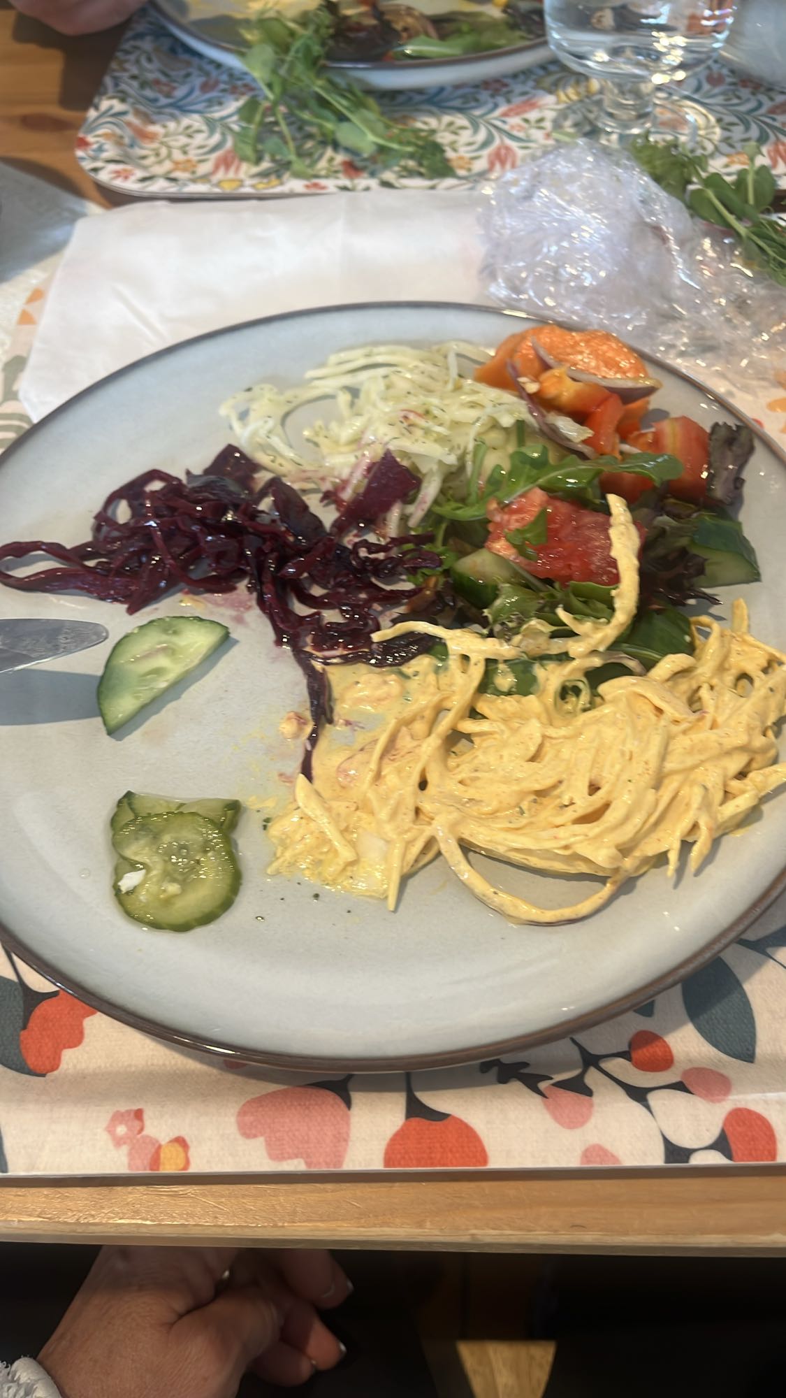 Krämig pasta med sallad