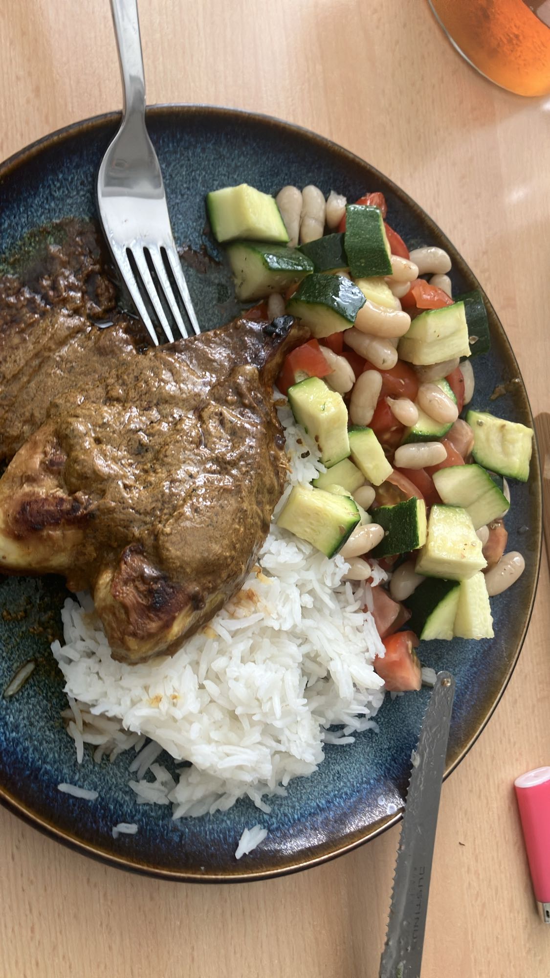Peito de frango grelhado com molho de iogurte e curry, arroz e salada de feijão branco, tomate e abobrinha com molho de azeite balsâmico e mel