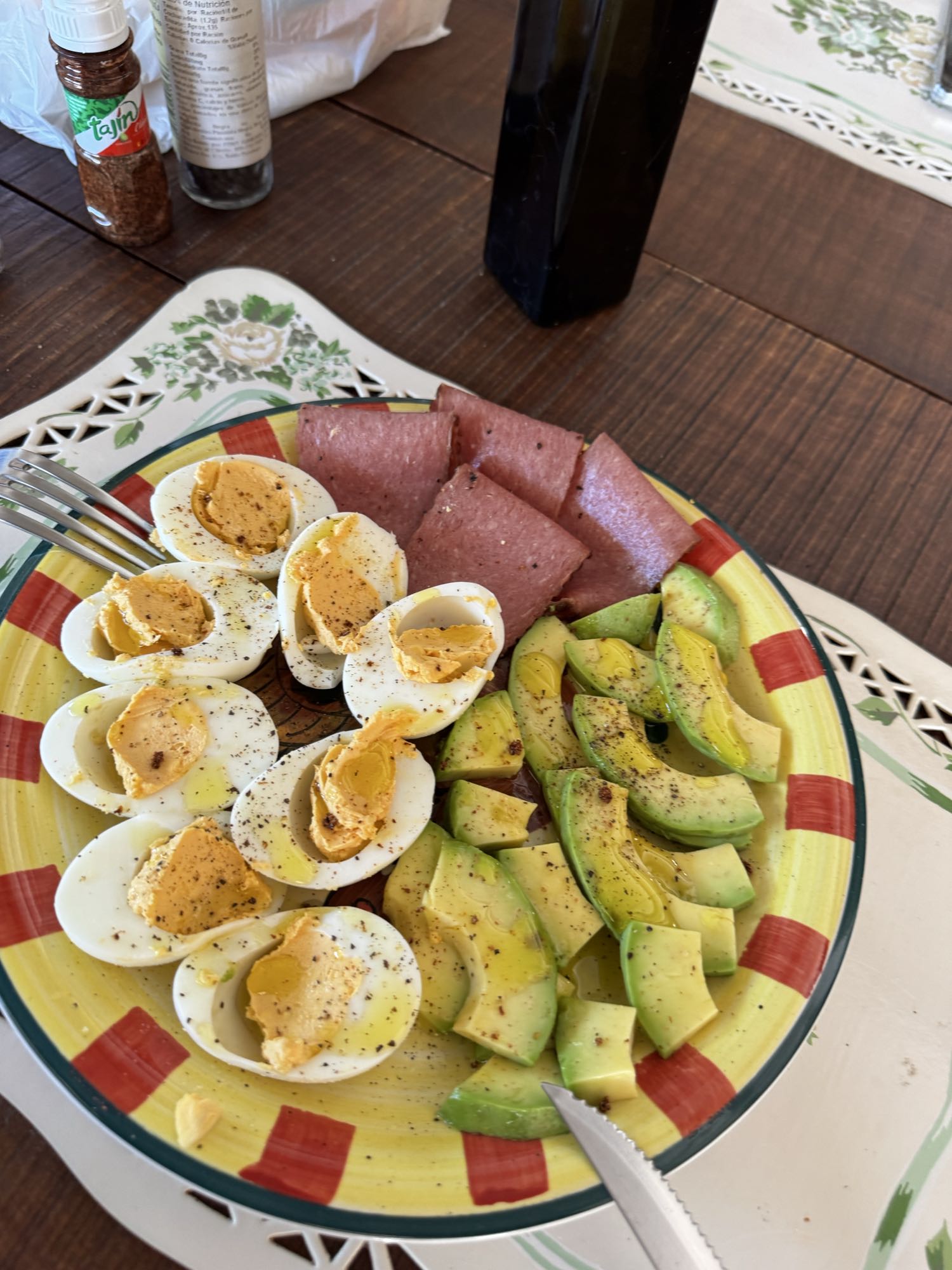 huevos con aguacate y jamón
