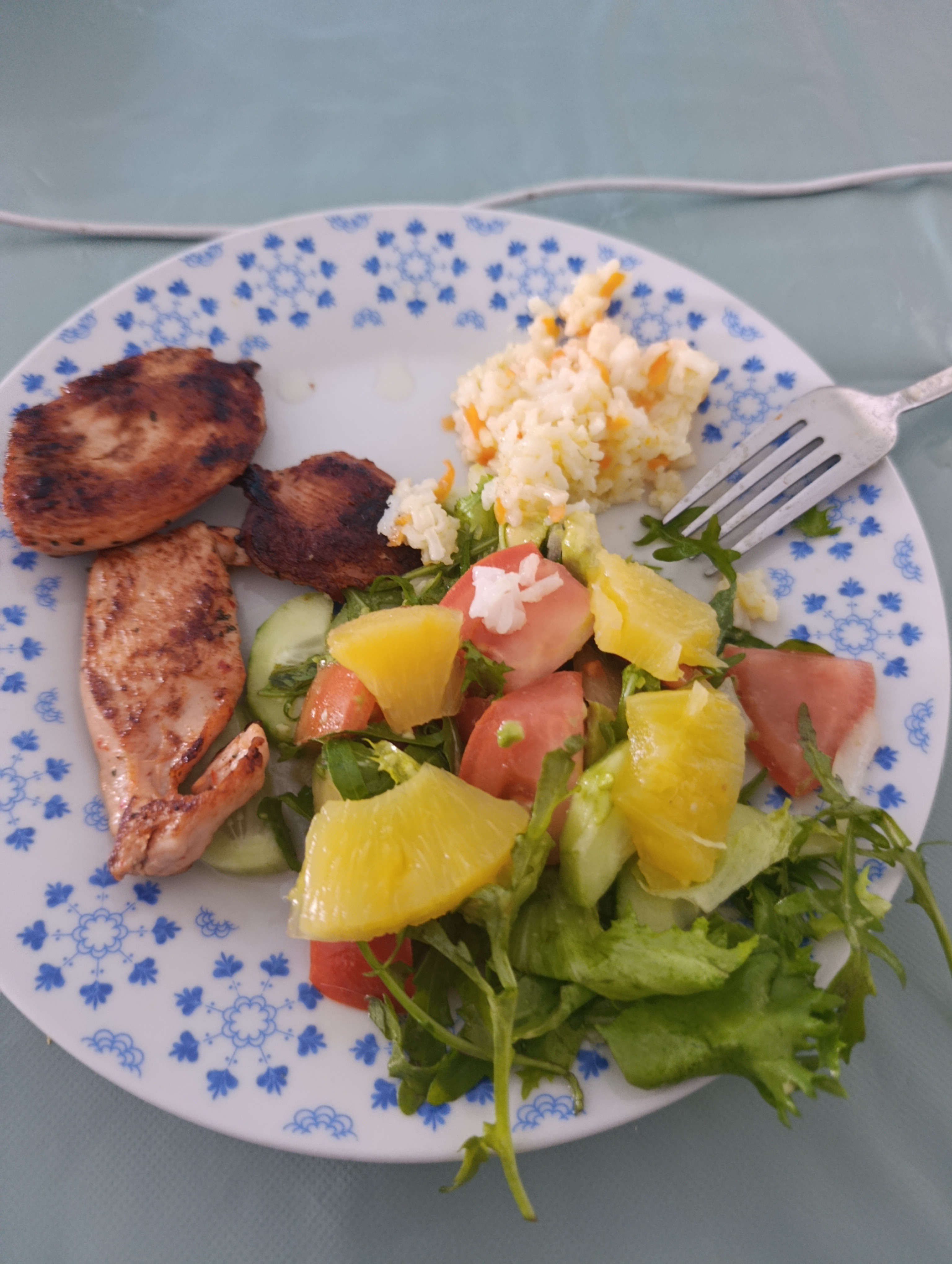pollo con arroz y ensalada
