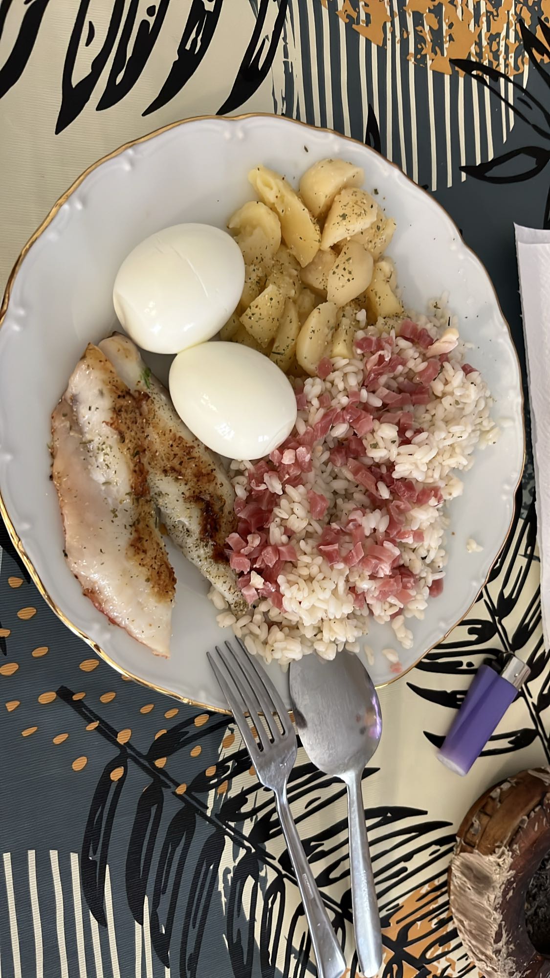 pollo con arroz y huevo