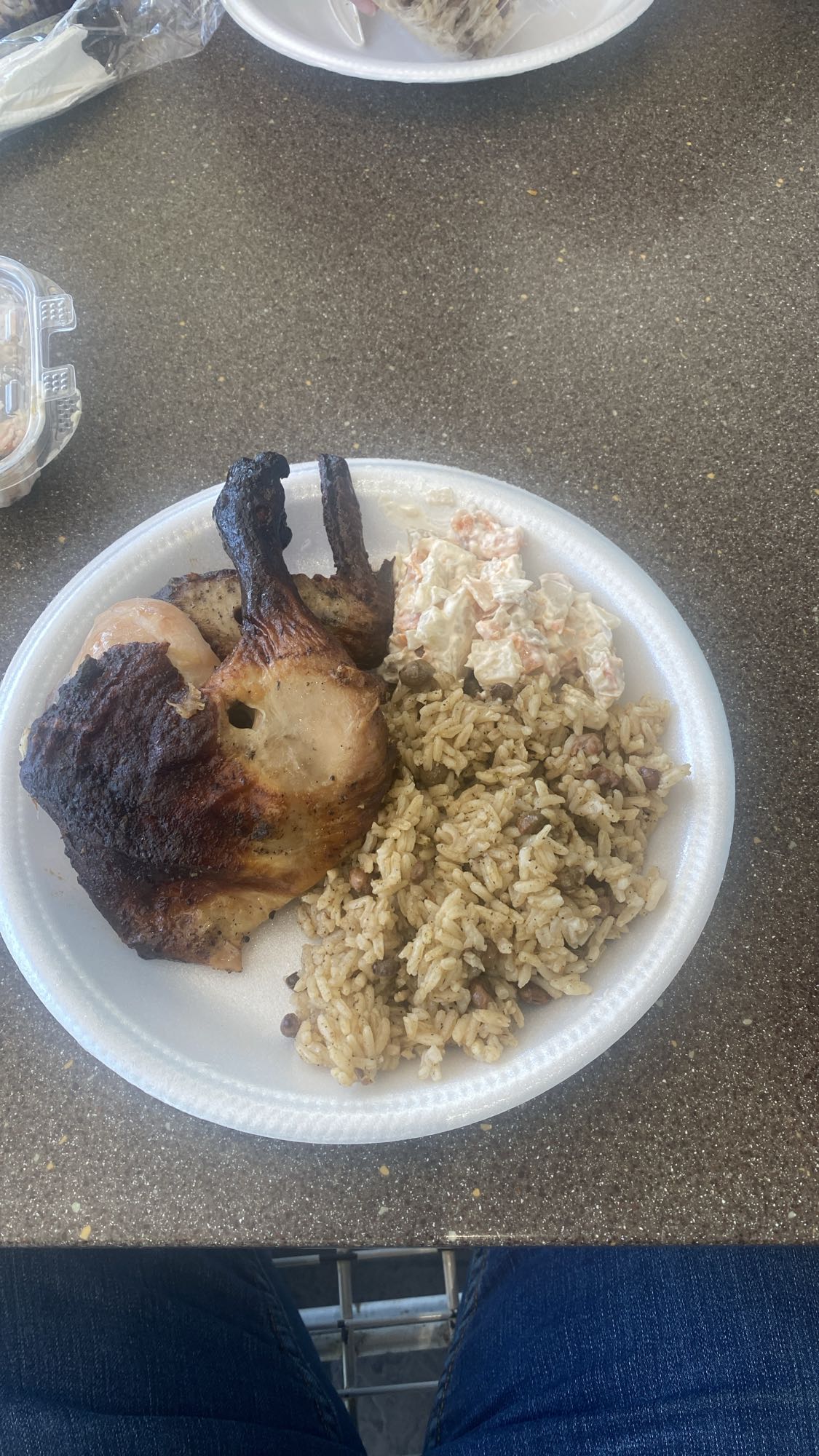 pollo con arroz y ensalada