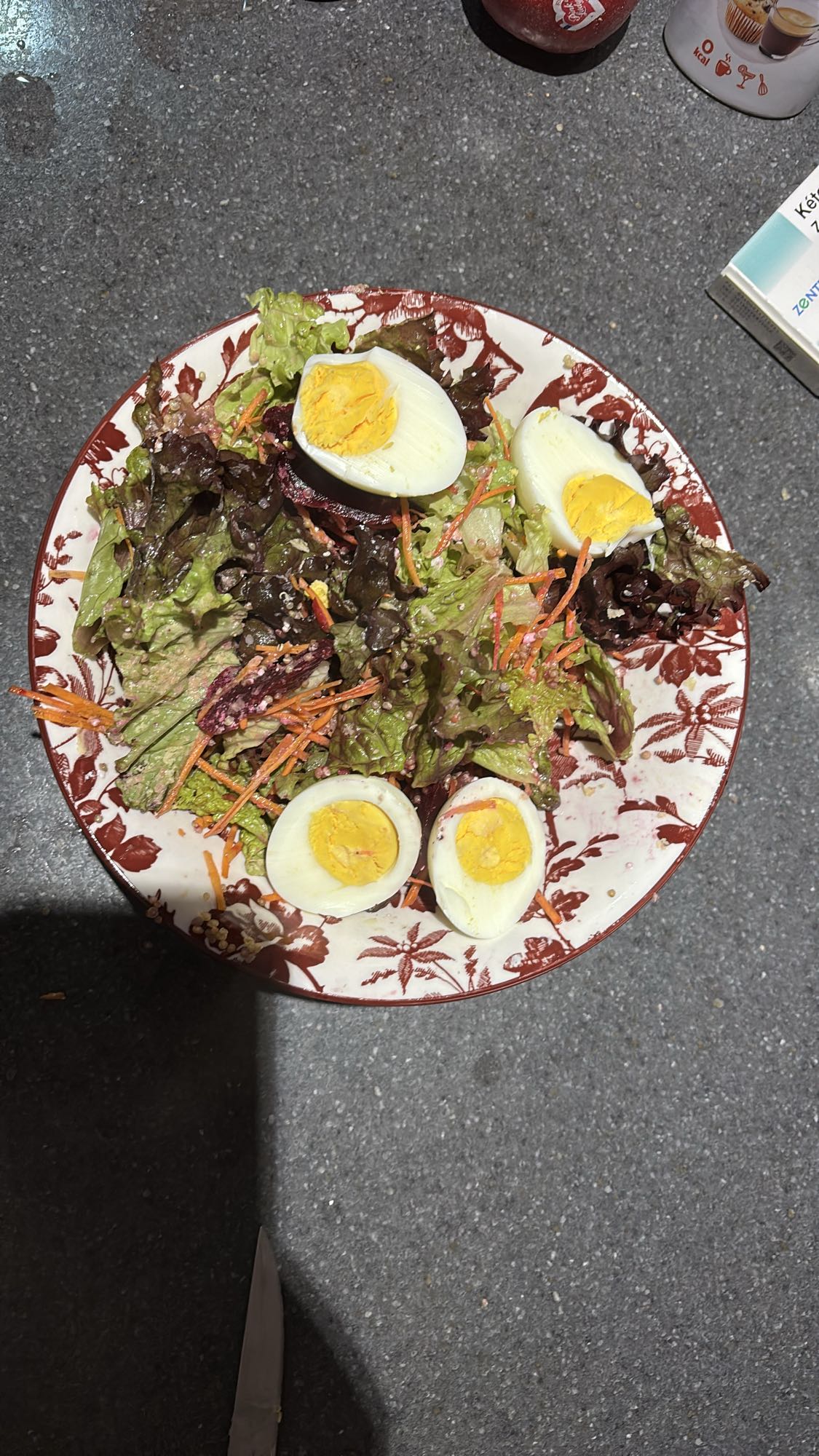 Salade aux oeufs, quinoa et fêta