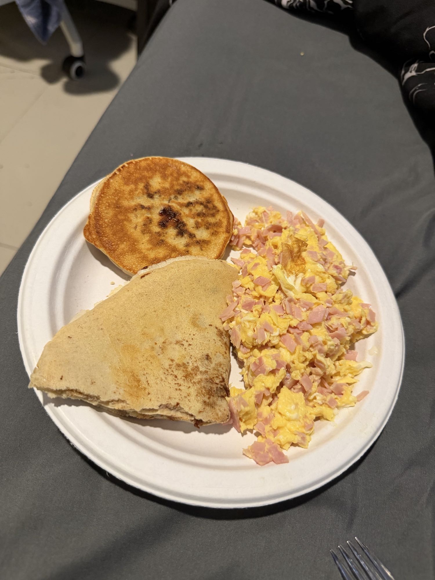 pancake de proteína integral con huevos revueltos y jamón cocido