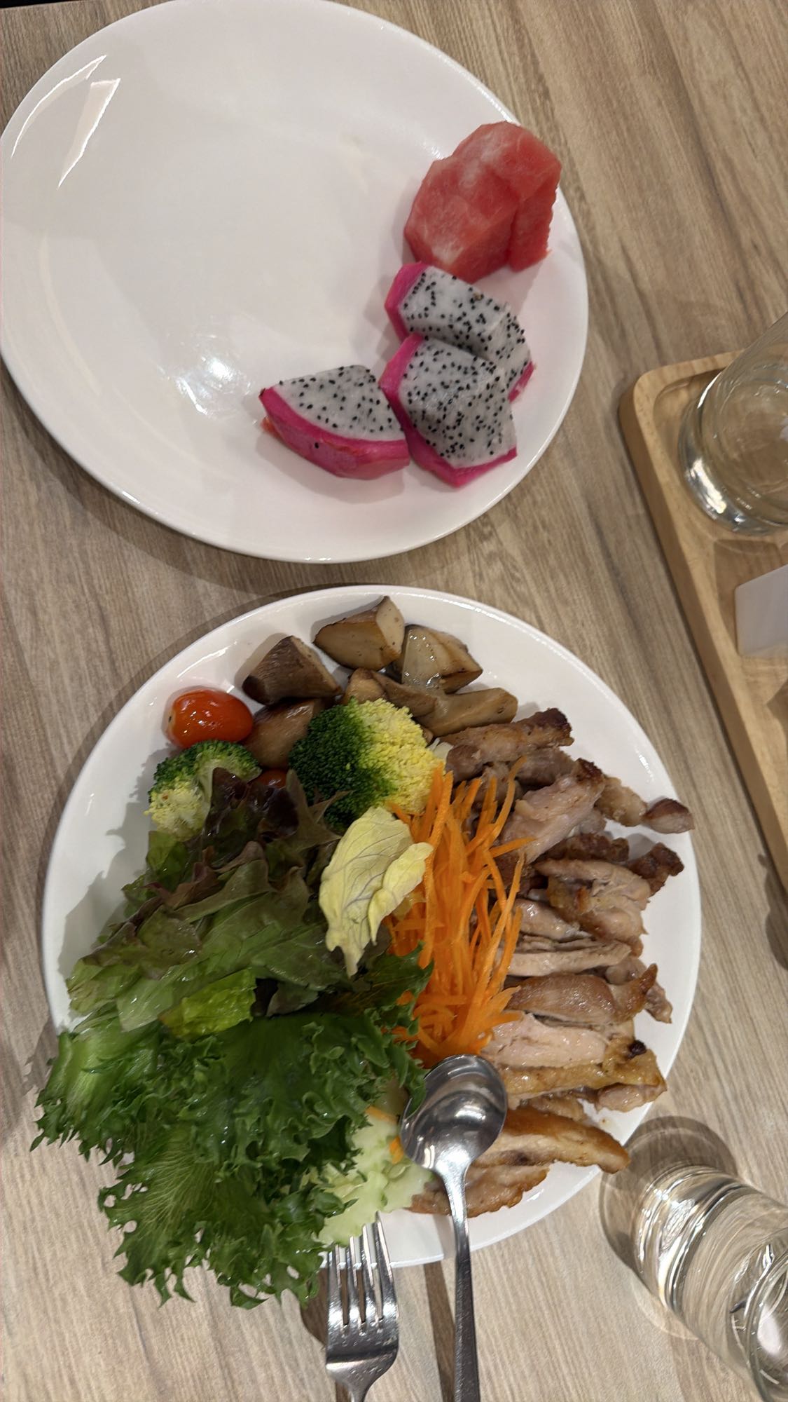 Pollo e frutta mista