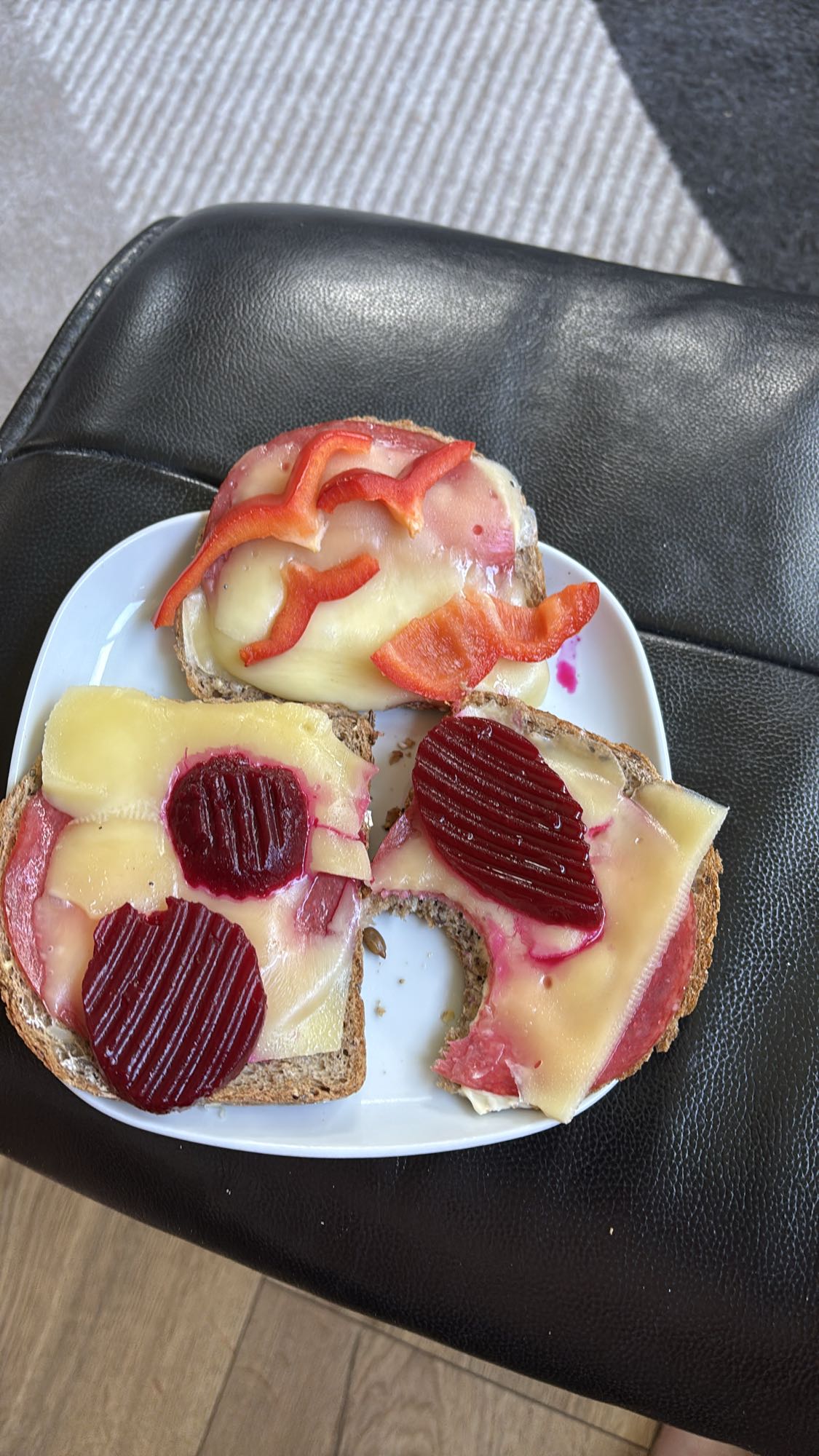 Smørbrød med ost og pålegg