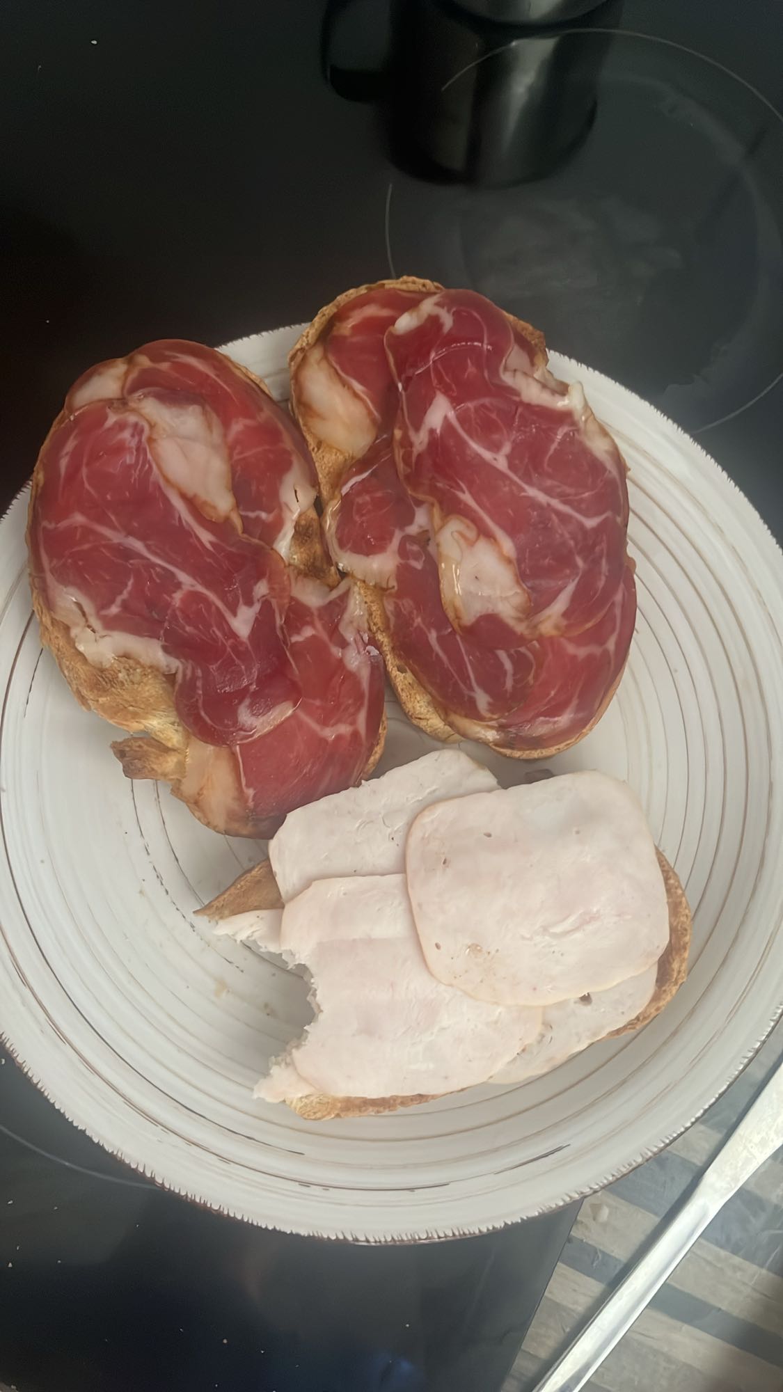 tostas con jamon y pavo