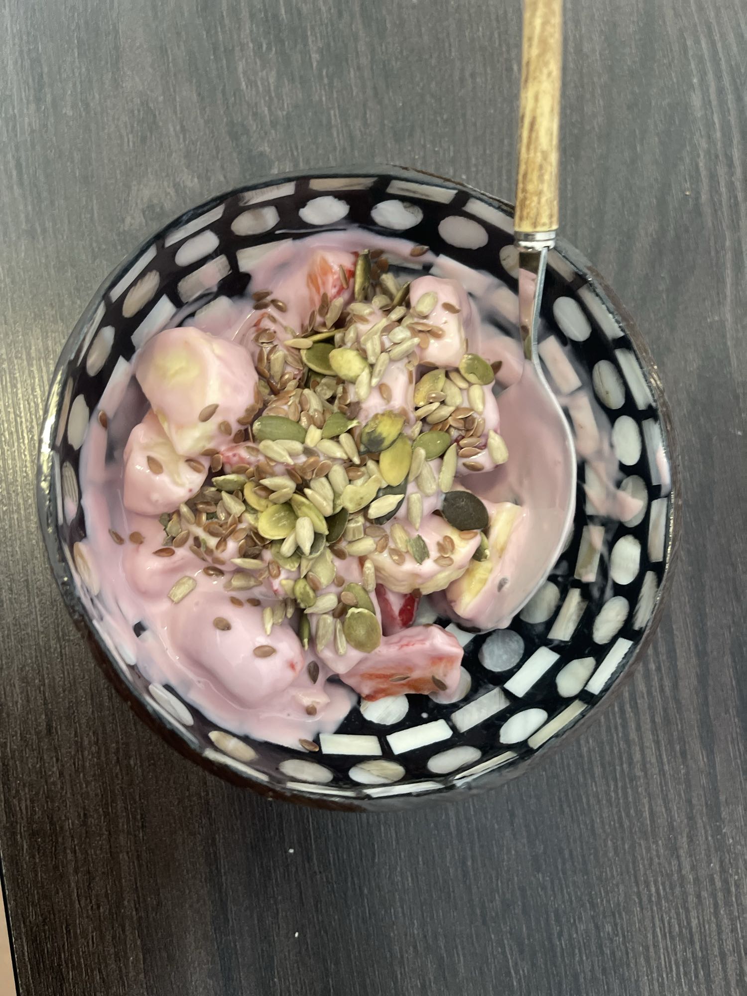 Вишневый йогурт с клубникой, бананом и смешанными семенами