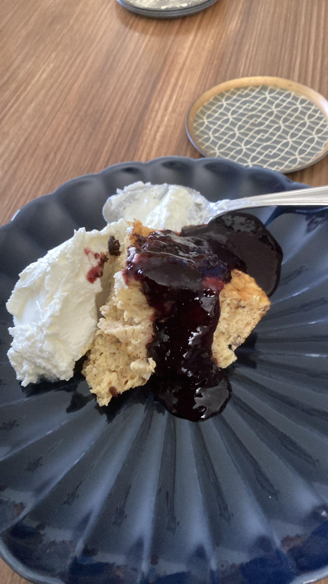 Kaka med yoghurt och sylt